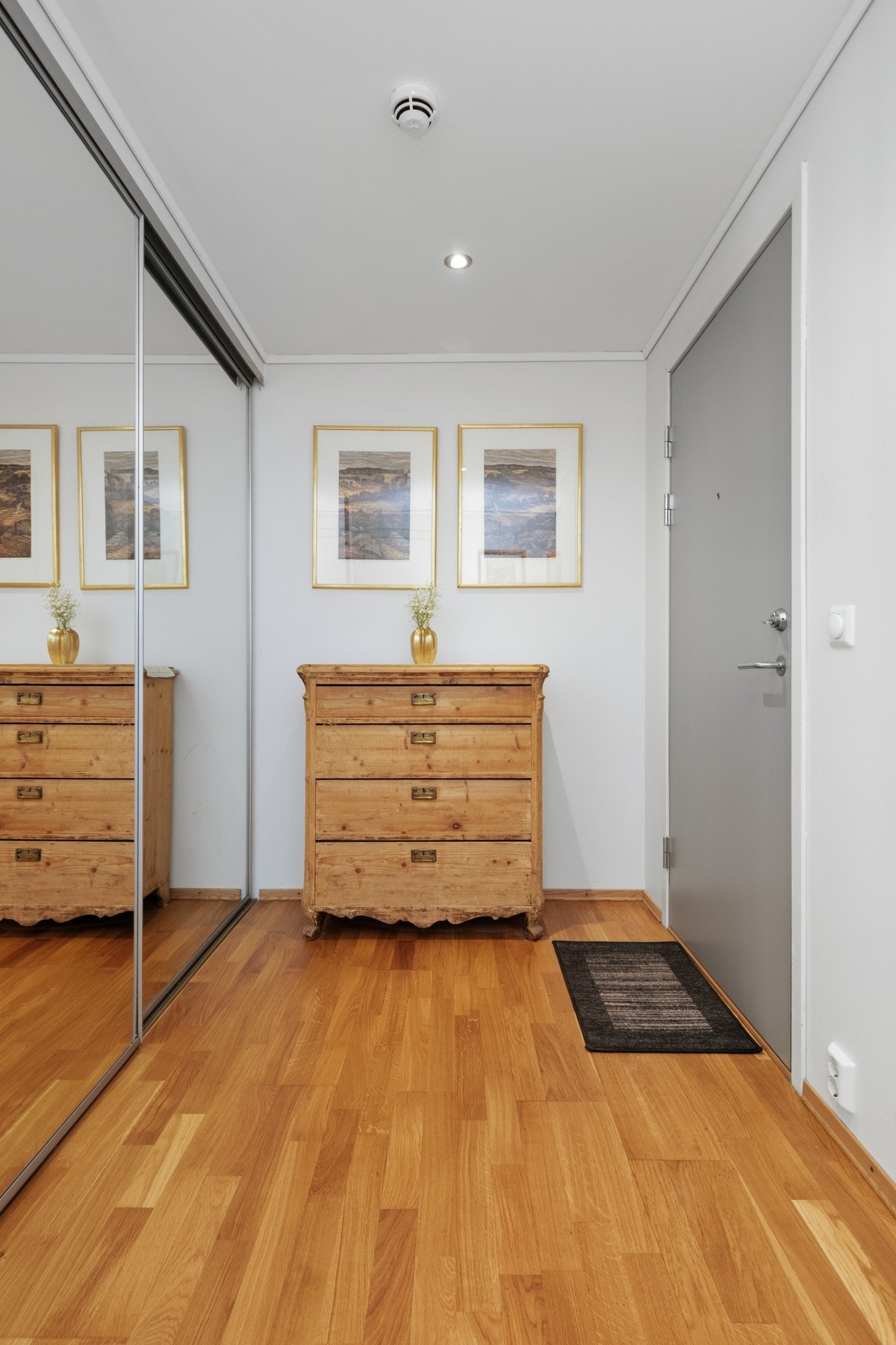 Entréen gir et godt førsteinntrykk av boligen, med lyse og tidsriktige overflater som skaper en innbydende atmosfære allerede ved ankomst. Galleribilde