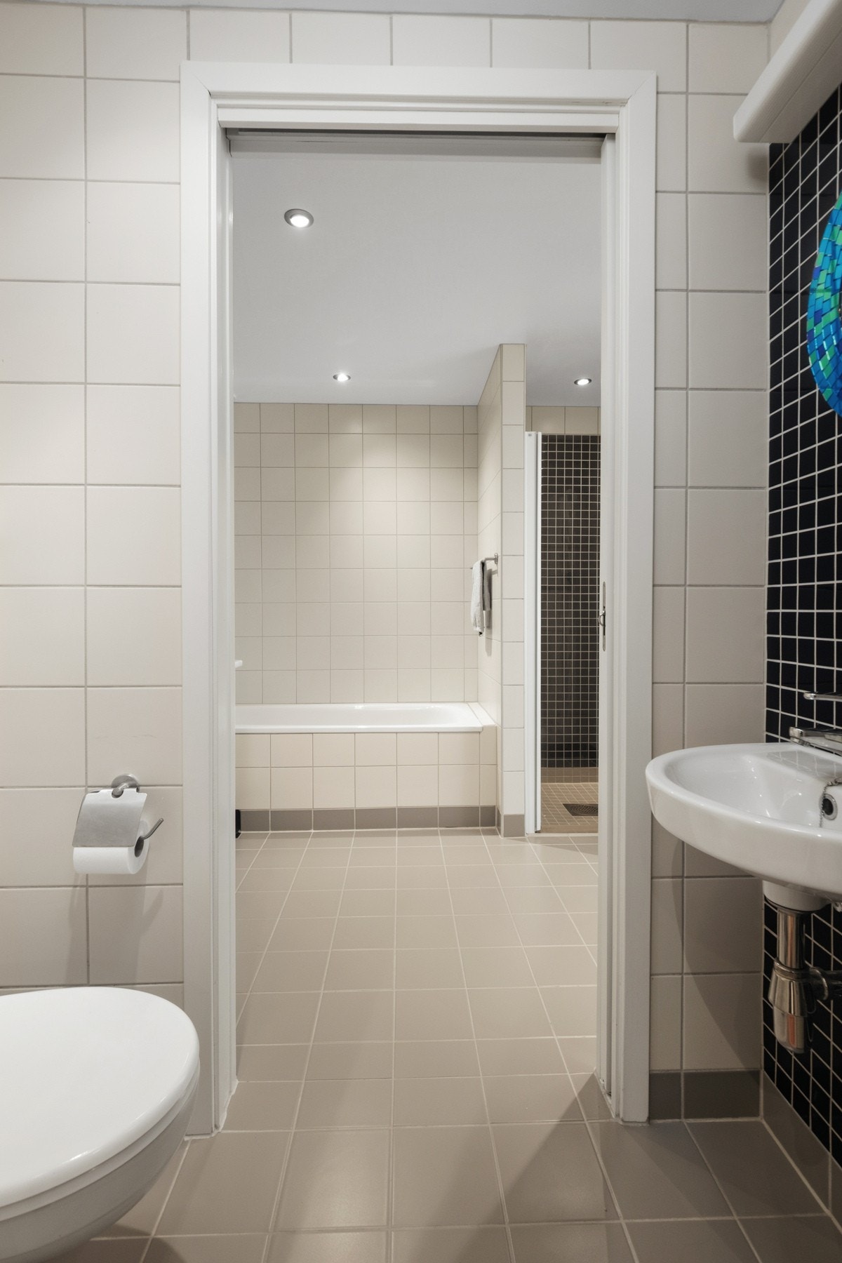 Fra badet har du videre inngang til toalettrom. Galleribilde