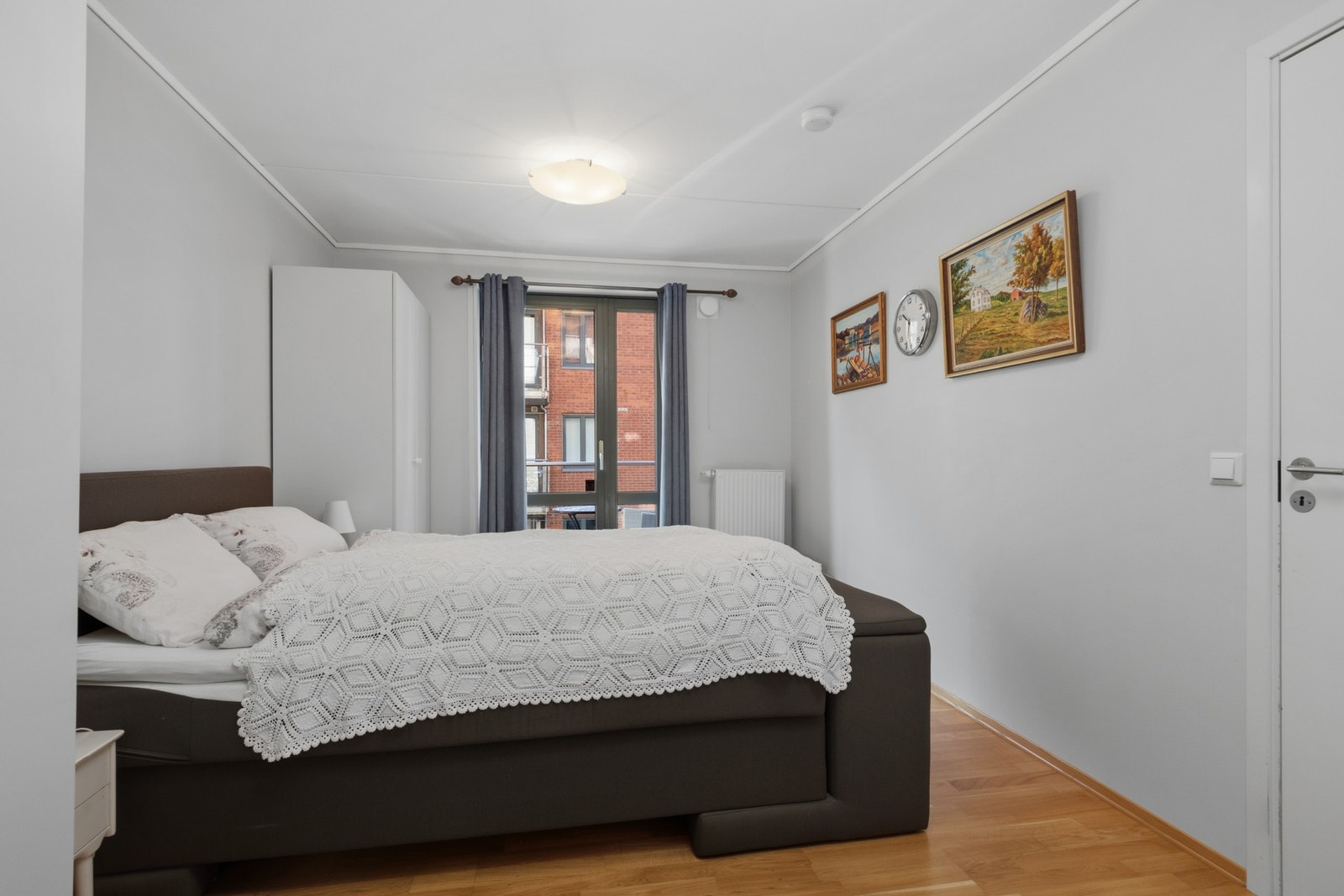 Leilighetens hovedsoverom har plass til en dobbeltseng med nattbord på begge sider og kommode/skap for oppbevaring. Galleribilde