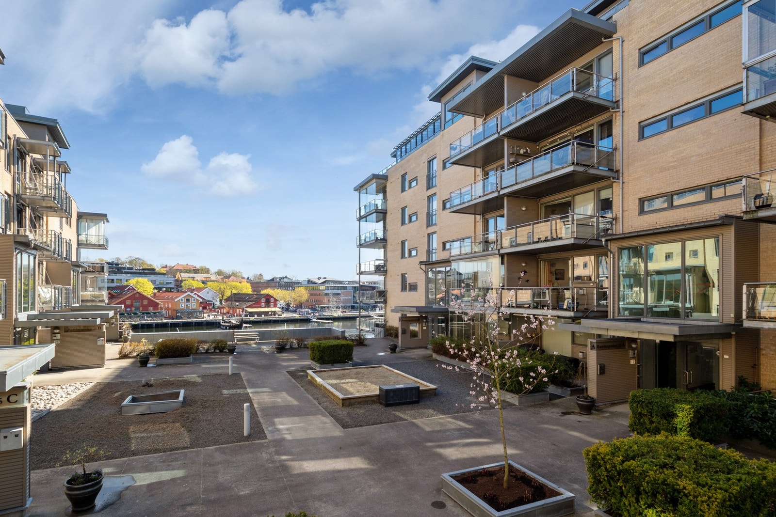 Her bor du med umiddelbar nærhet til brygga og sentrum, hvor du finner et rikt utvalg av butikker, restauranter, kafeer og kulturelle tilbud. Galleribilde