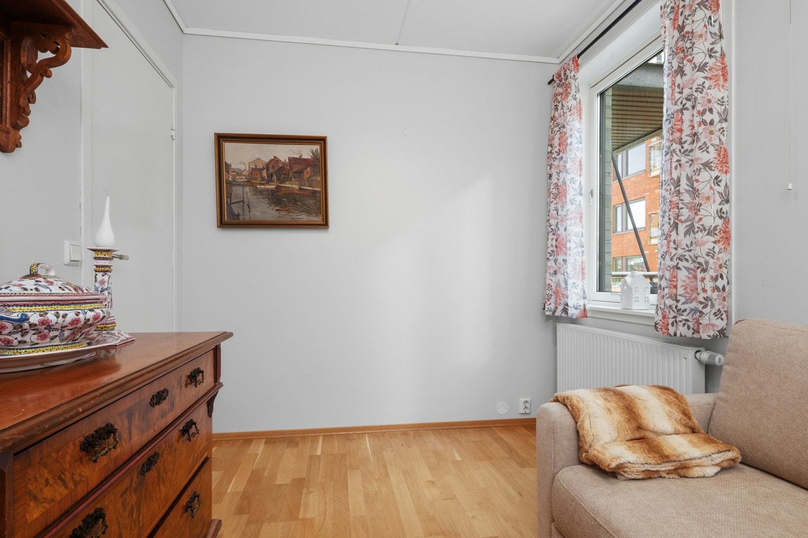 Her har du plass til en dobbeltseng med nattbord, og skap/kommode til oppbevaring. Galleribilde
