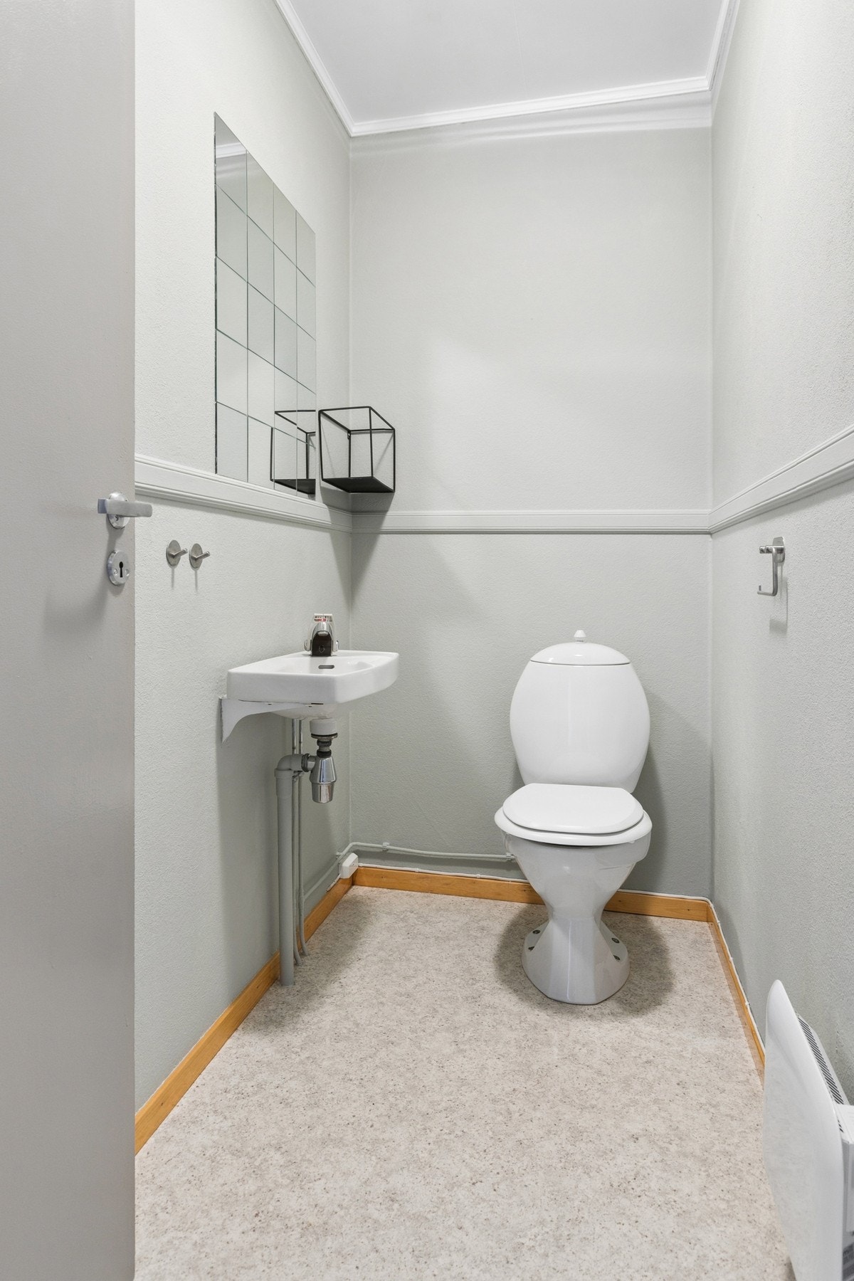 Praktisk toalettrom i denne etasjen, mens badet befinner seg på loftet. Galleribilde
