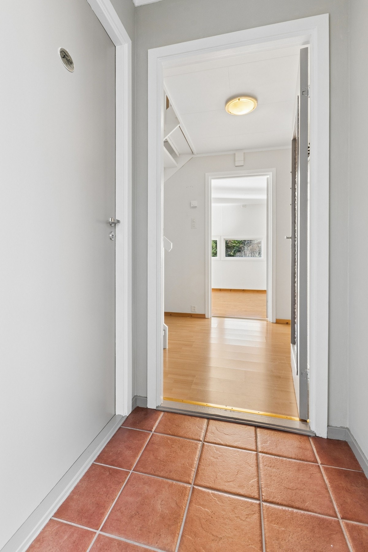 Velkommen inn i en flislagt vindfang. Galleribilde