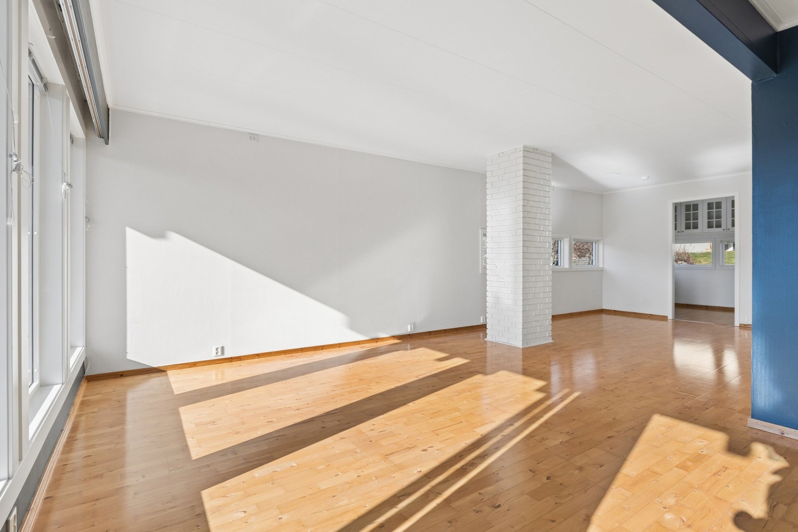 Det er laminat på gulvet og malte plater og strie på vegger. Galleribilde