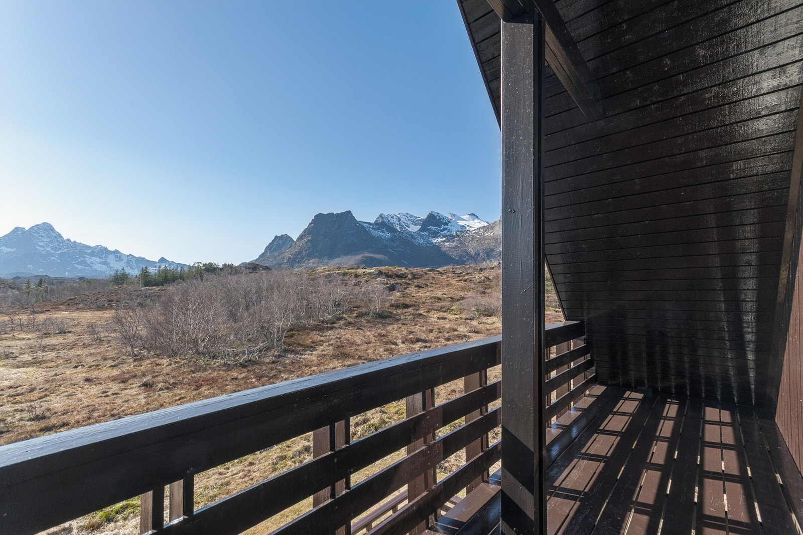 Boligen har 2 terrasser, en med utgang fra stuen og den andre fra soverom på loft. Galleribilde