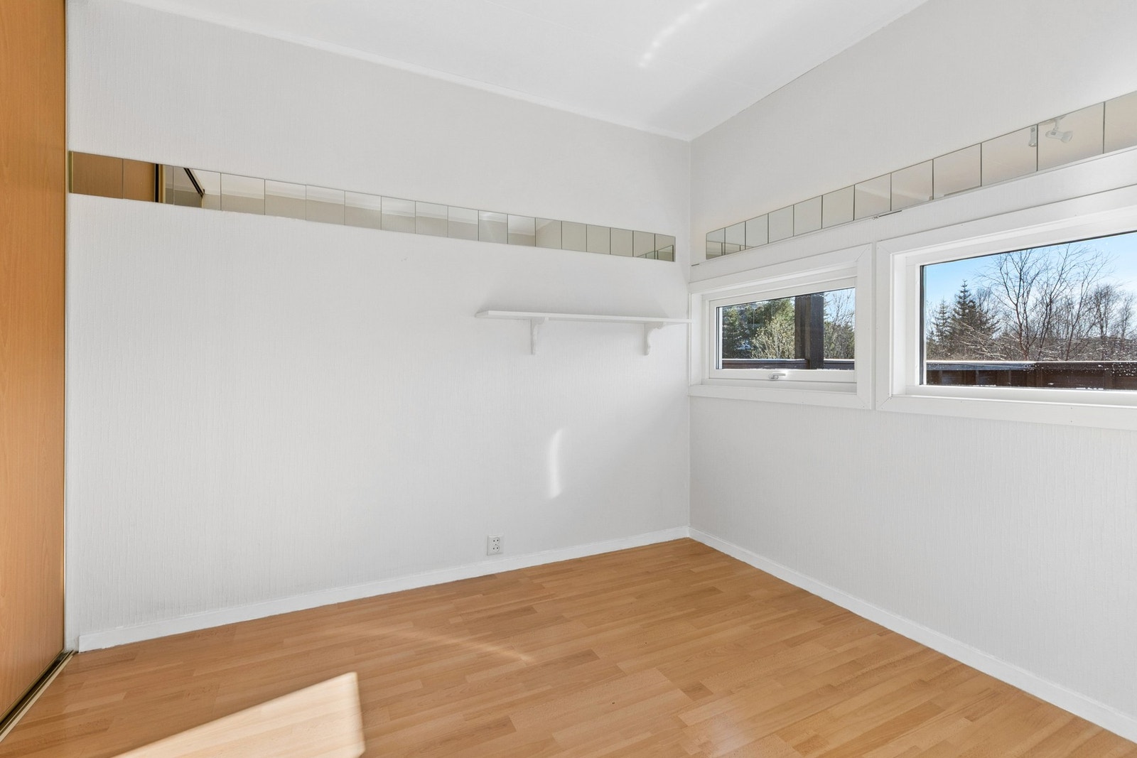 Hovedsoverom med skyvedørsgarderobe. Galleribilde