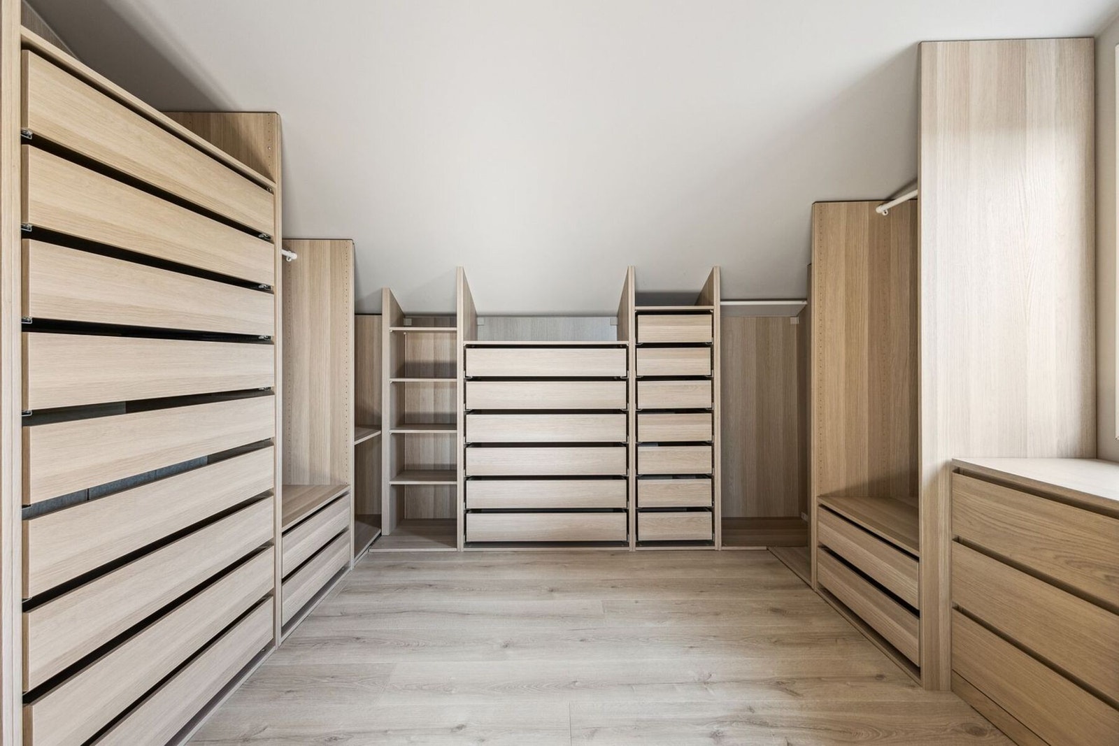 Fra det største soverommet er det tilgang til meget romslig walk-in-garderobe med påkostet og plassbygget garderobeinnredning Galleribilde