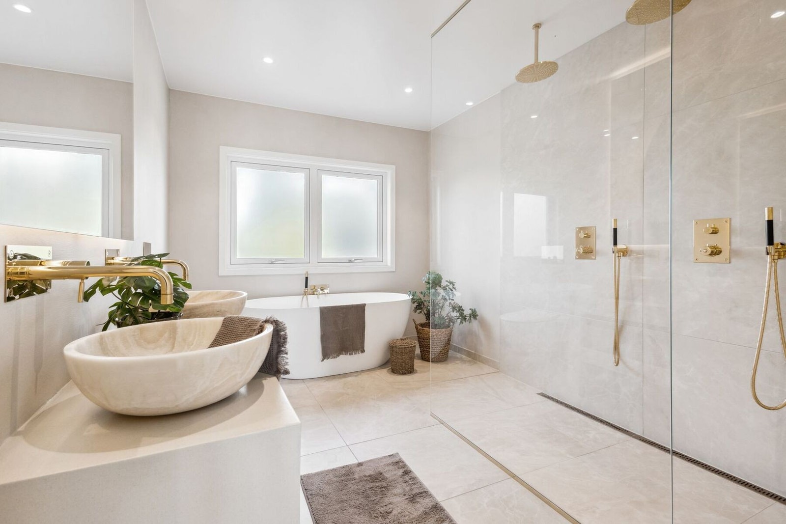 Delikat bad med spa-følelse. Sandfargede 60x60-fliser og lekre gulldetaljer gir badet et eksklusivt uttrykk Galleribilde