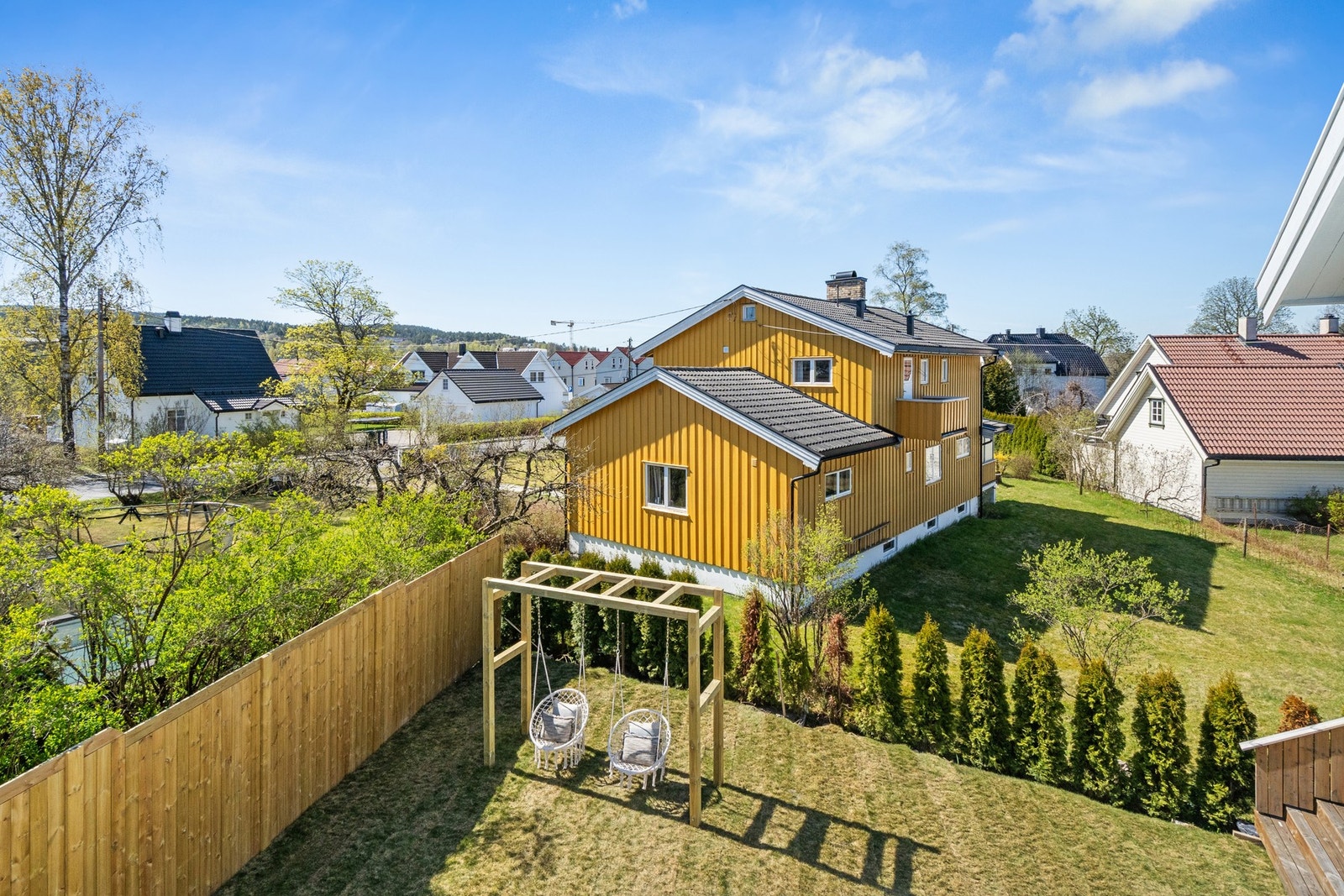 Fra balkongen har du trivelig sikt mot hagen. Galleribilde