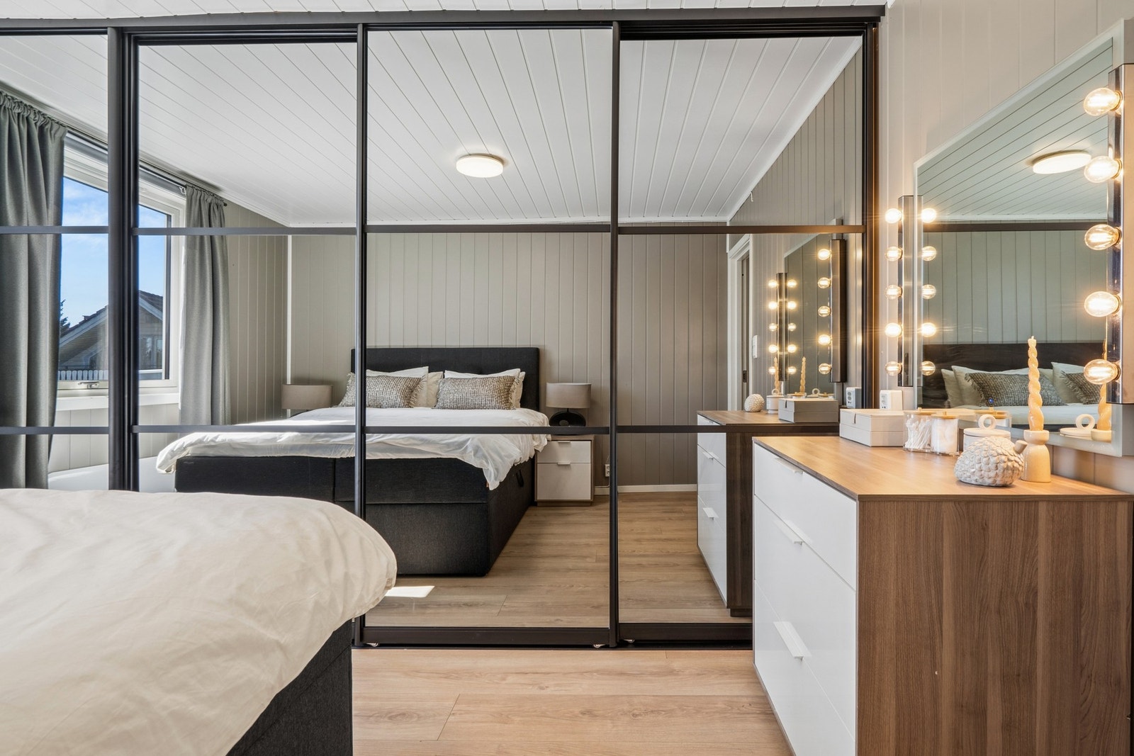 Moderne skyvedørsgarderobe fra lindski med elfa innredning. Galleribilde
