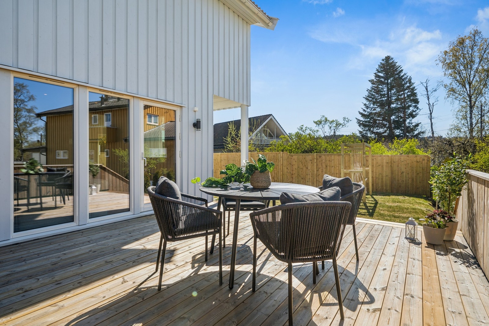 Fra TV-stuen har du direkte adkomst til en romslig terrasse med platting og plass til sittemøbler og grill. Galleribilde