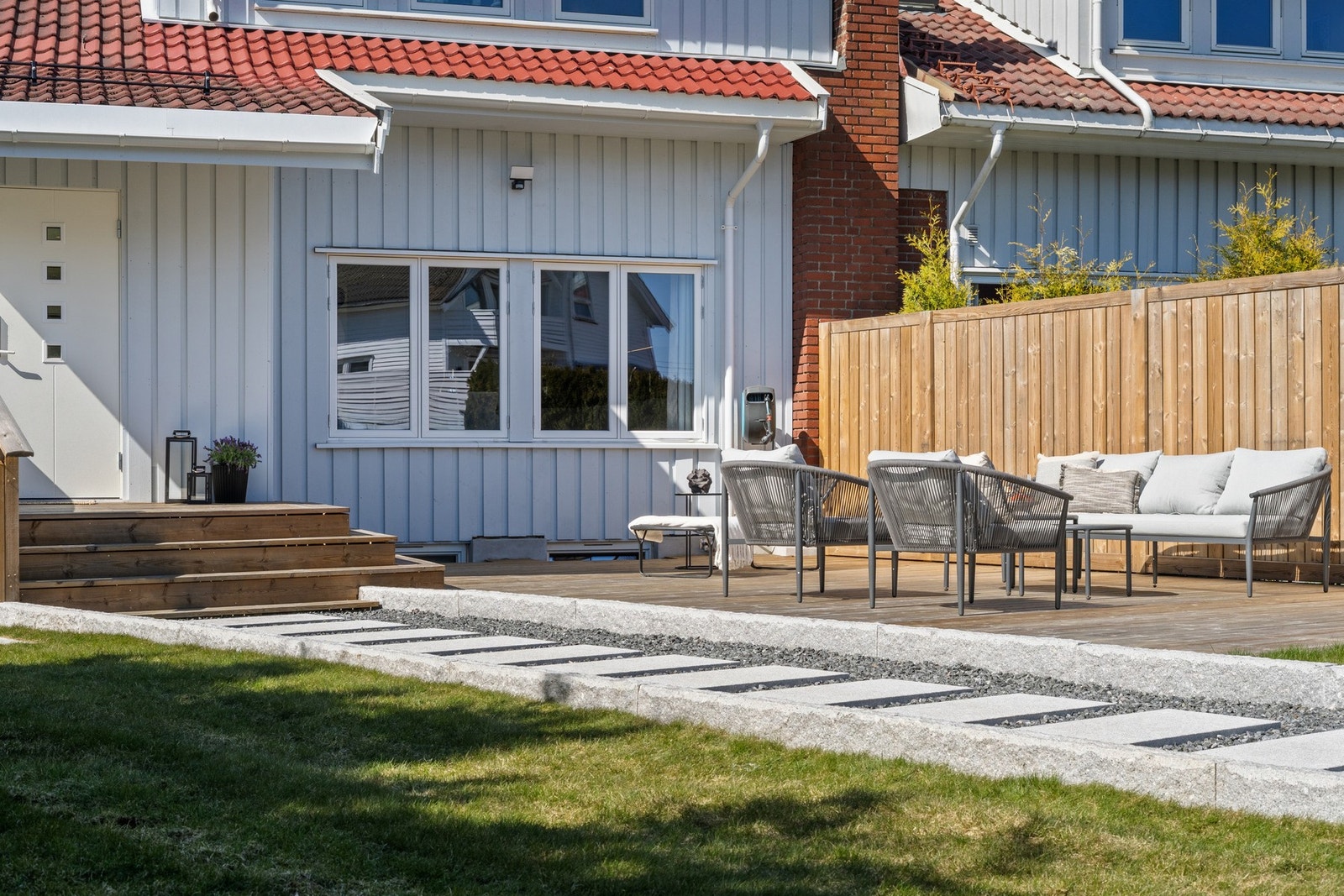 Utvendig har du meget gode møbleringsmuligheter, med flere soner. Galleribilde
