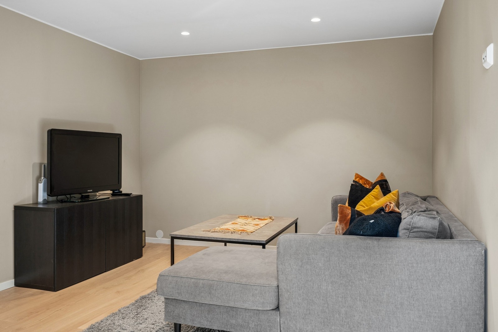 Stue med plass til sofagruppe og annet møblement. Galleribilde