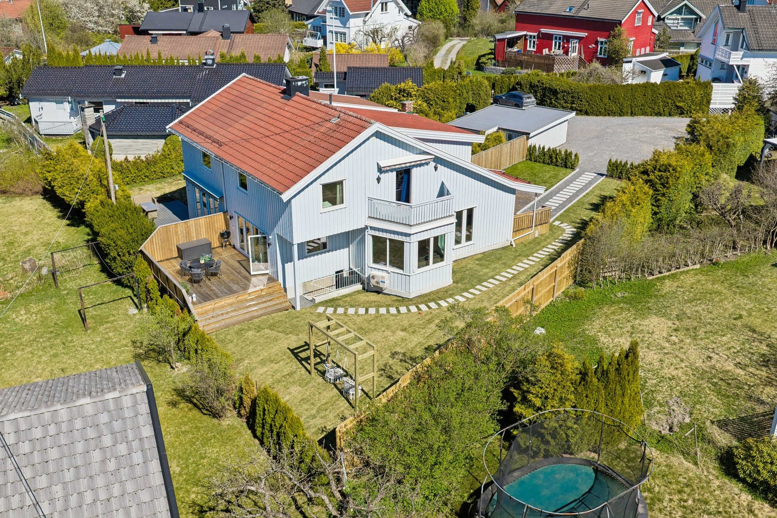 Dette er en moderne, vertikaldelt tomannsbolig over 3 plan med familievennlig planløsning. Galleribilde
