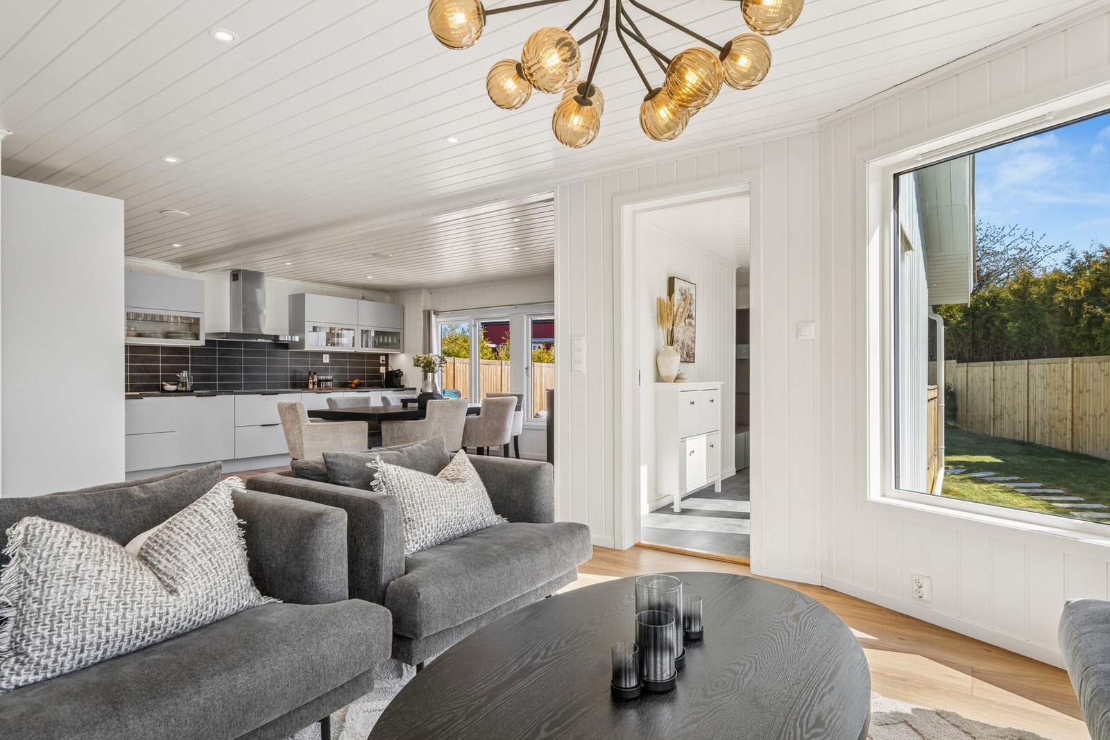 Planløsningen er åpen og sosial, og godt tilrettelagt for sammenkomster med familie og venner. Galleribilde