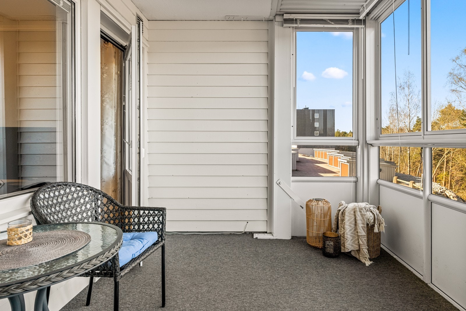 Balkongen har skyvbare glassfelt som gir fleksibel bruk gjennom sesongene. Galleribilde