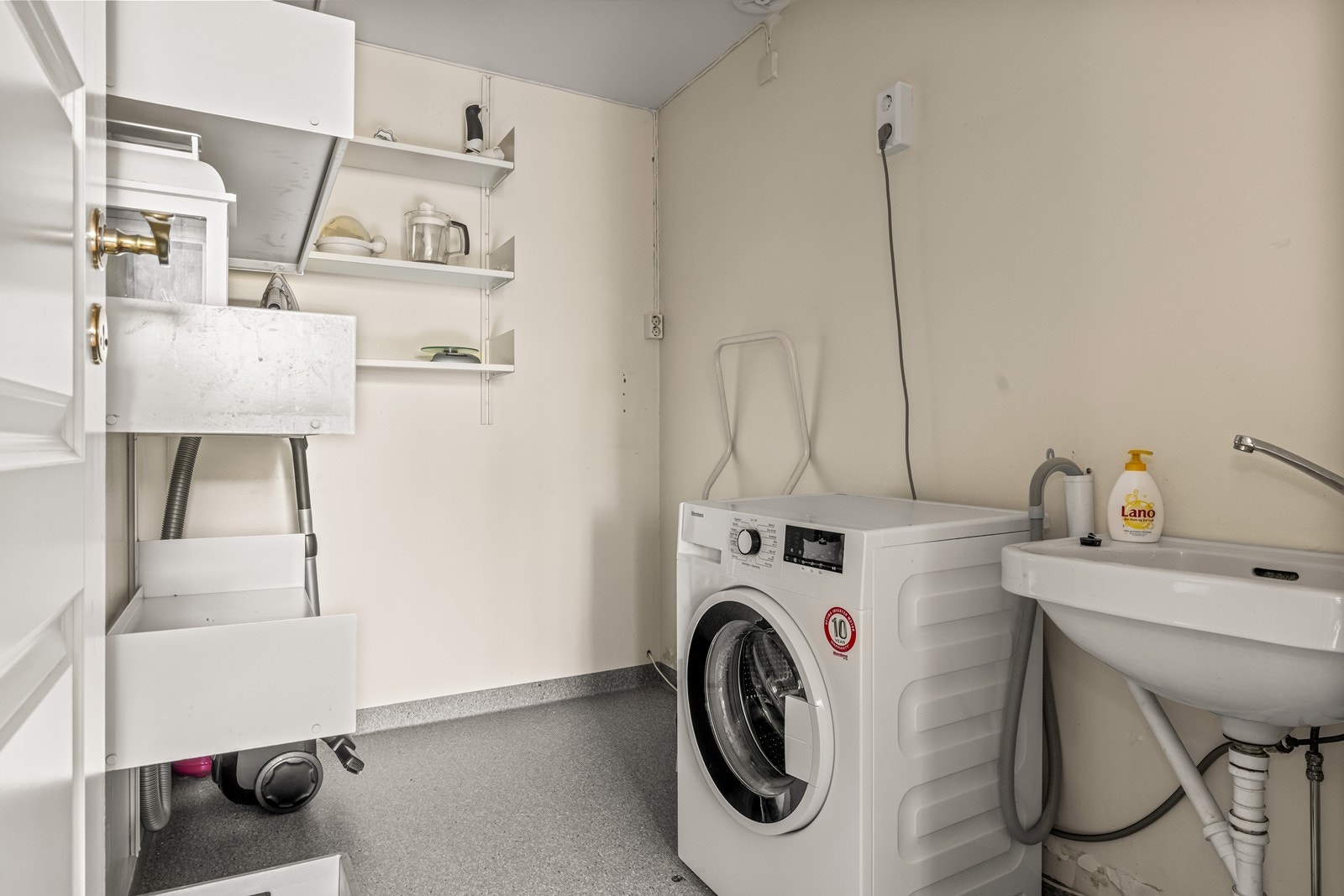 Praktisk, separat vaskerom med opplegg for vaskemaskin. Rommet fikk nytt tettesjikt/vinylbelegg i 2019. Galleribilde