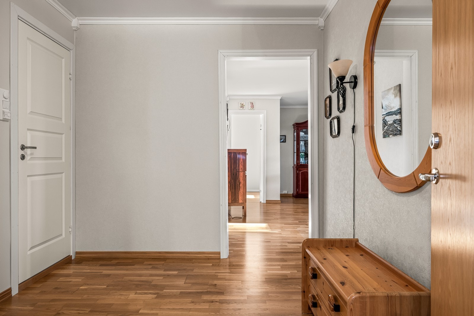 Fra gangen er det tilgang til bad og stue. Gjennomgående parkett på gulv i oppholdsrommene. Galleribilde