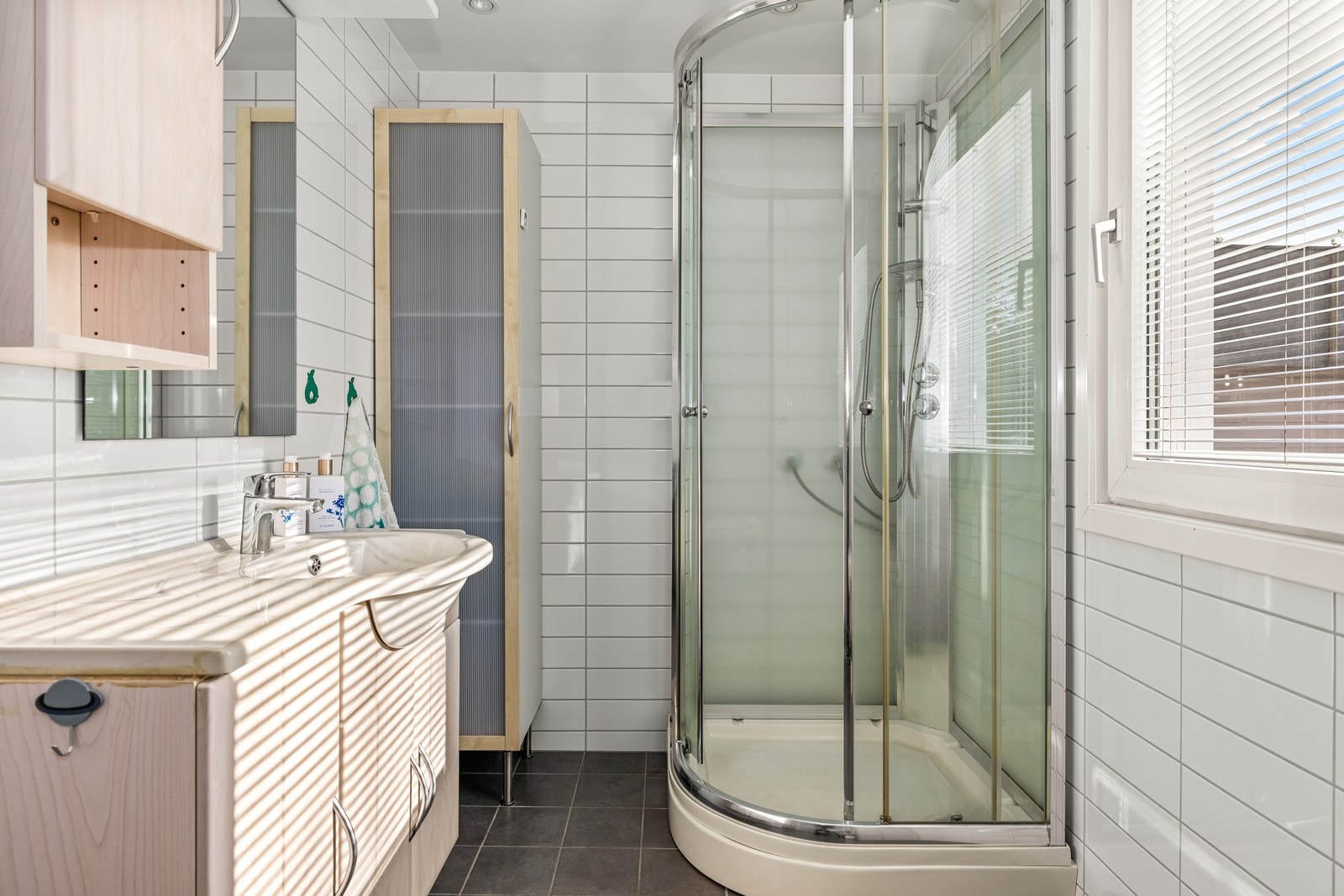 Badet ble oppgradert i 2019, samtidig som borettslaget gjennomførte rørfornying. Her er det flislagt gulv med gulvvarme. Galleribilde