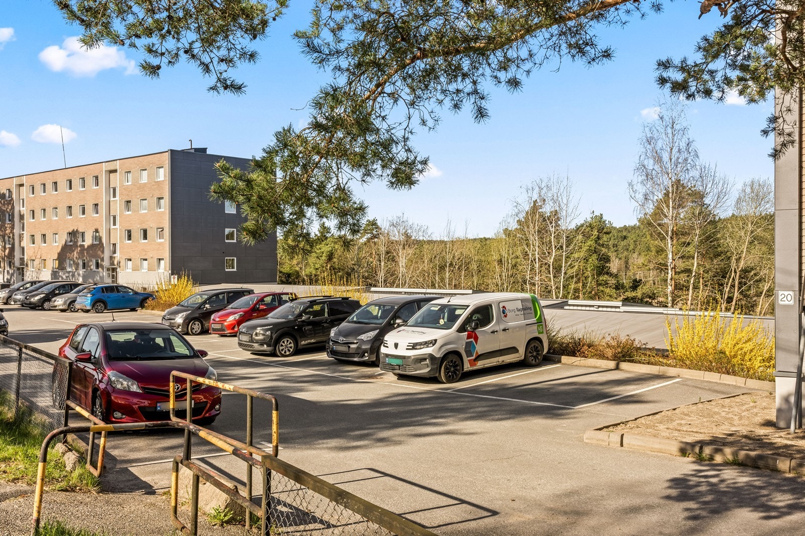 Parkering på oppmerkede plasser på borettslagets tomt. Det er mulig å sette seg på venteliste for garasje. Galleribilde