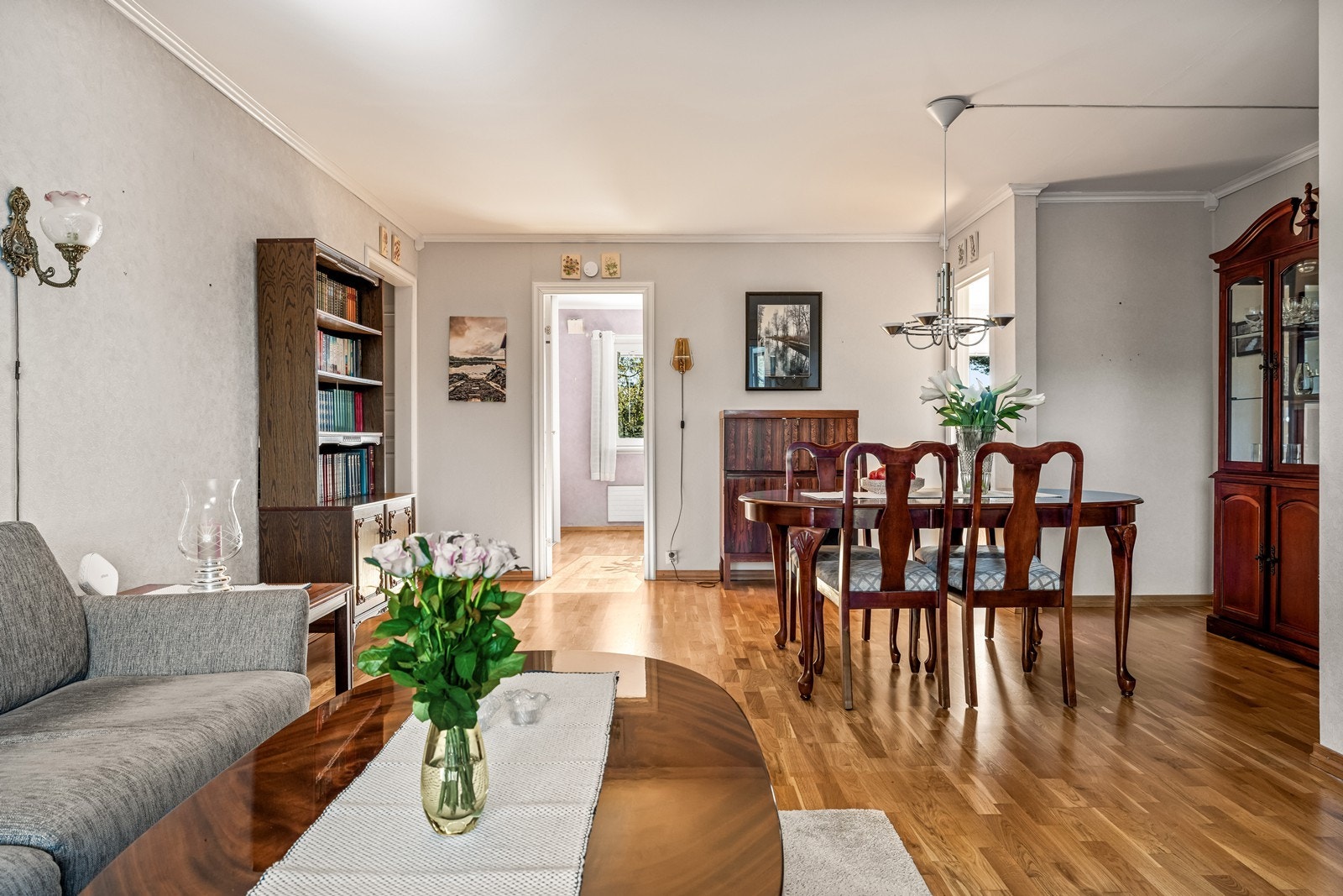 Leiligheten varmes opp med radiatorer. Radiatorer ble skiftet i 2019. Galleribilde
