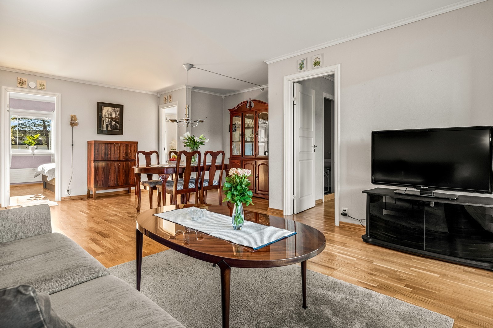 Velkommen til Råkollveien 20B! En gjennomgående og velholdt 3-roms leilighet på 85 m² med en praktisk planløsning. Foto: FotoEcetra. Galleribilde