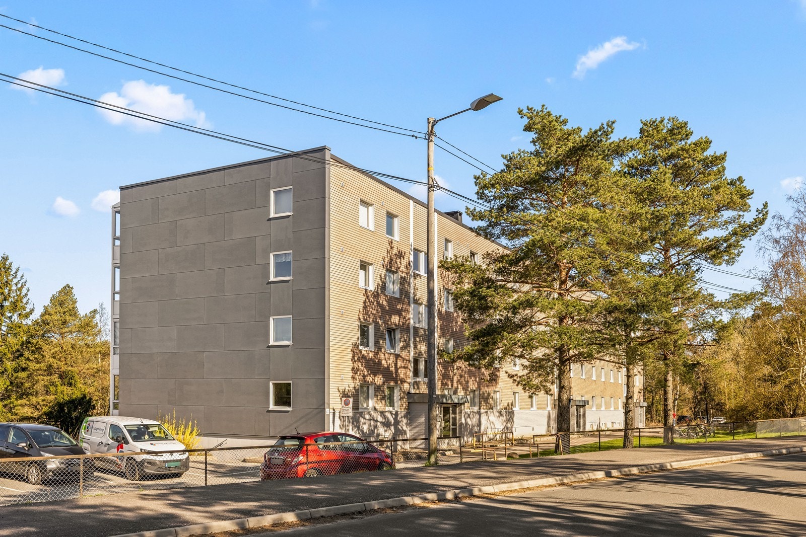 Bygget er oppført i 1968, med fasader i teglstein og fasadestein. Galleribilde