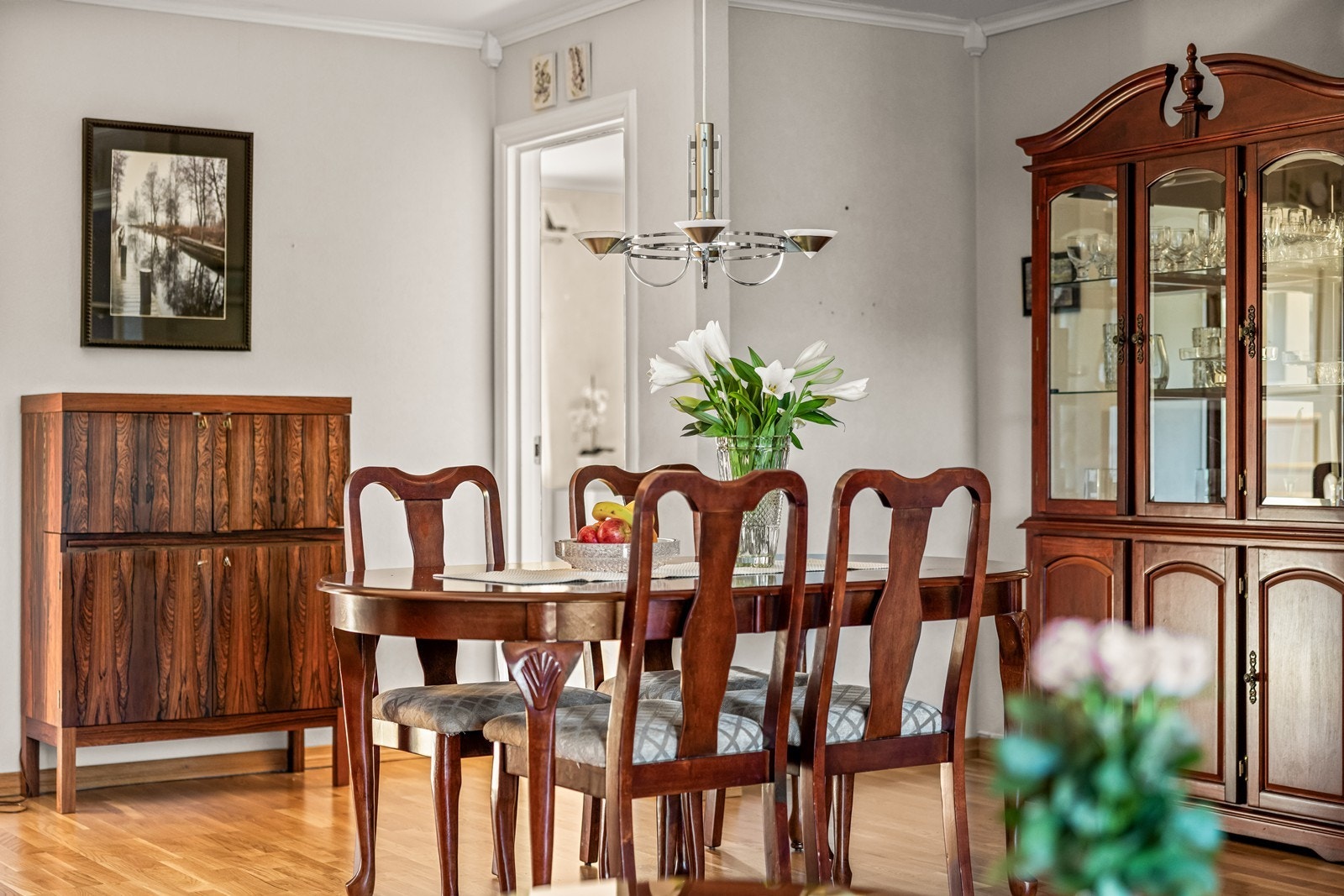 Stuen er romslig og har god plass til både sofagruppe og en egen spisedel. Galleribilde