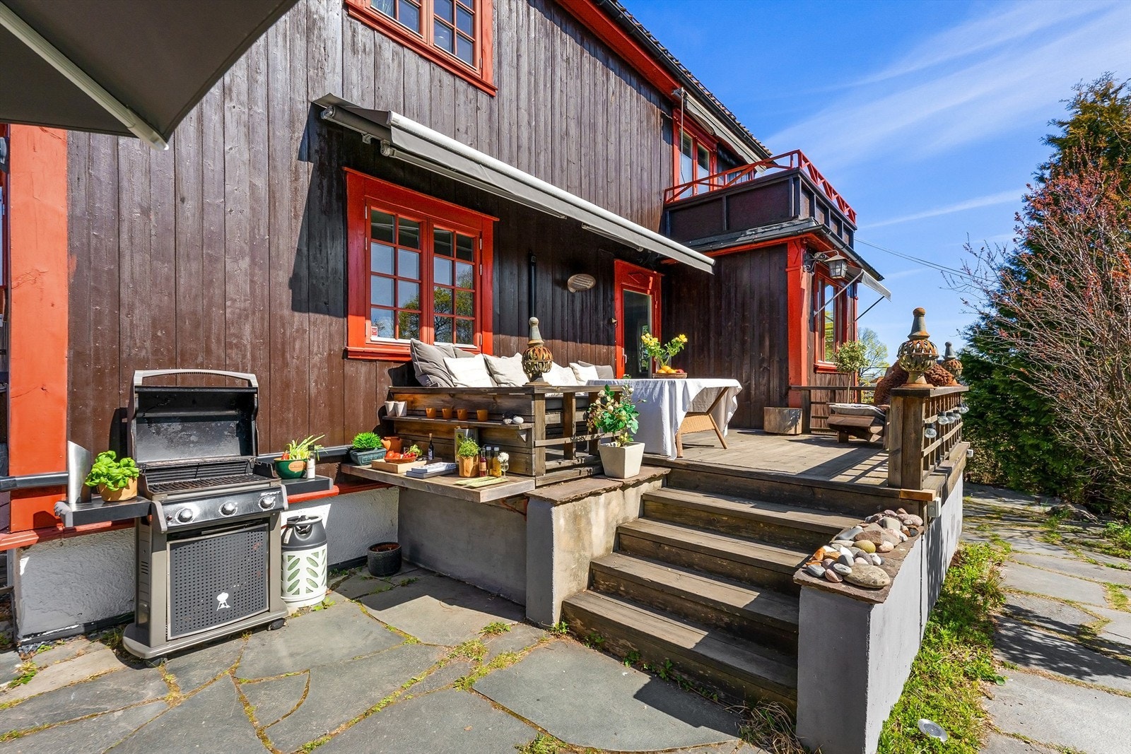 Flere soner for uteliv og rekreasjon på den store tomten. Galleribilde