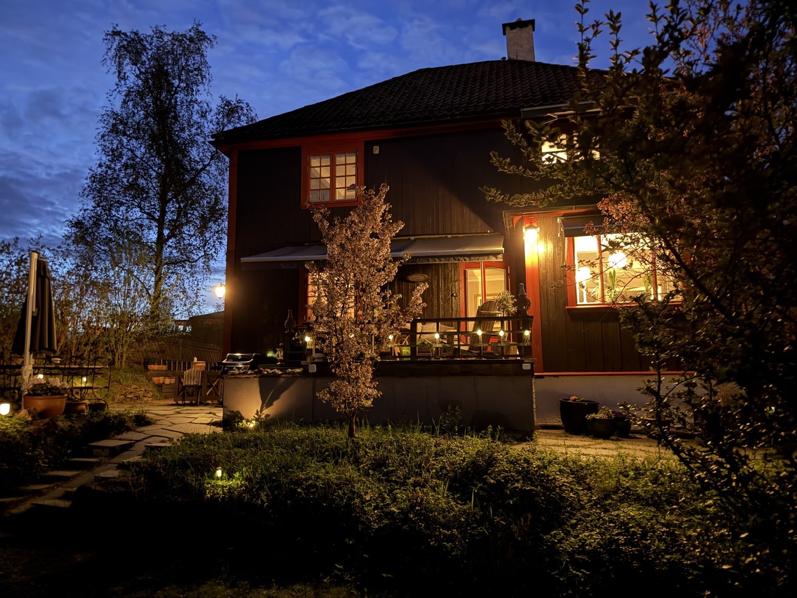 Hagen er pent opparbeidet, og har en flott atmosfære når mørket senker seg. Selgers foto Galleribilde