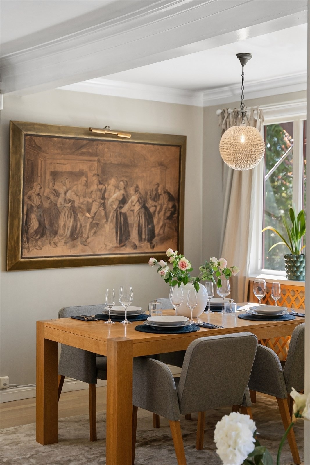 Spisestuen har god plass til et stort spisebord for sammenkomster med familie og venner. Galleribilde