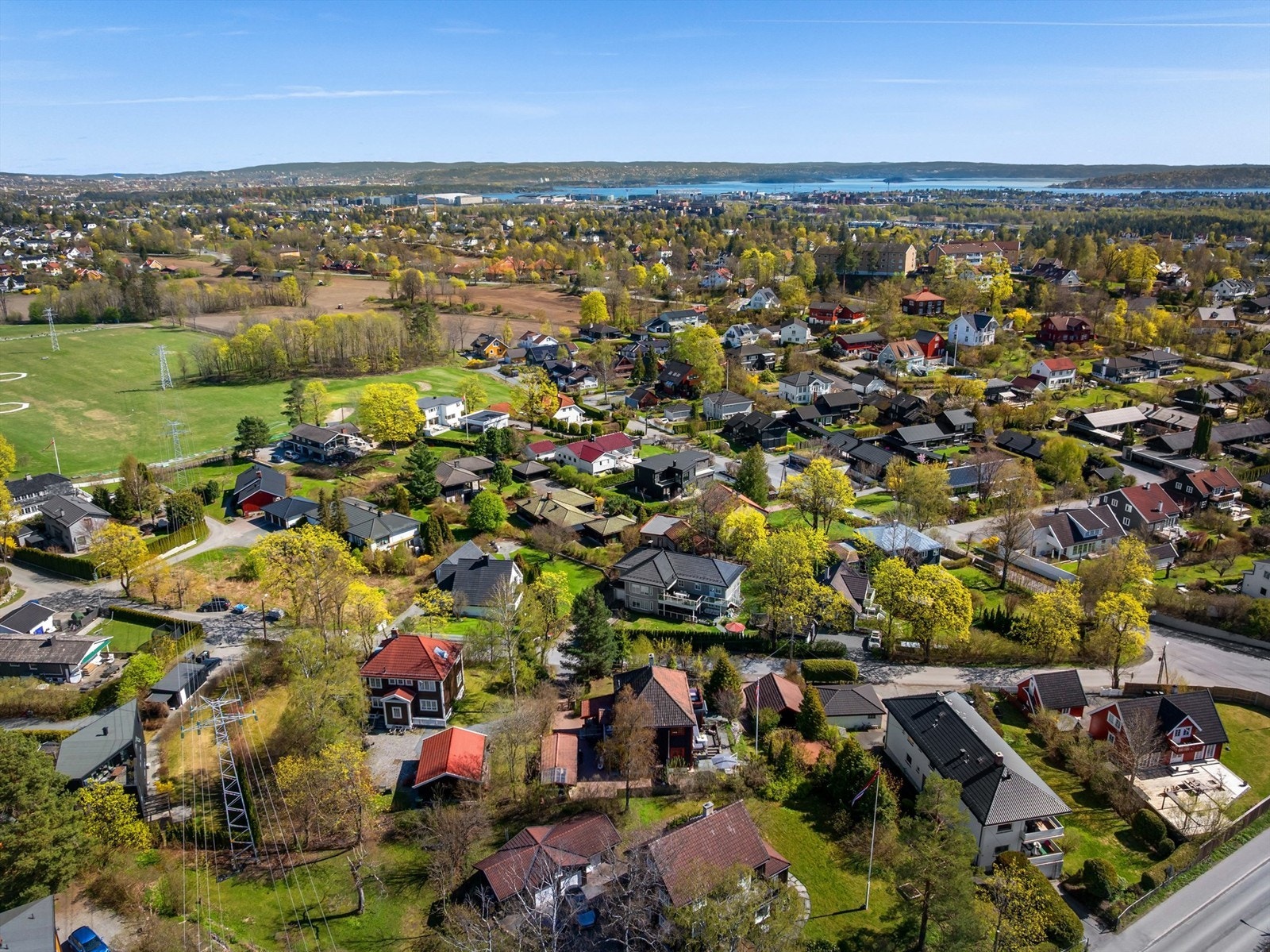 God offentlig kommunikasjon med buss fra Høvikveien og tog fra Høvik stasjon, begge i gangavstand. Galleribilde