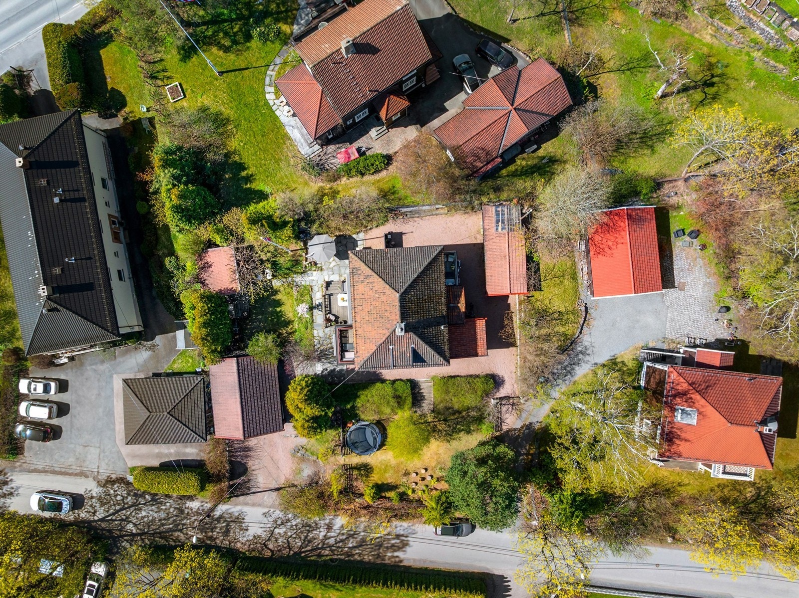 Oversikt over eiendommen og den store tomten. Galleribilde