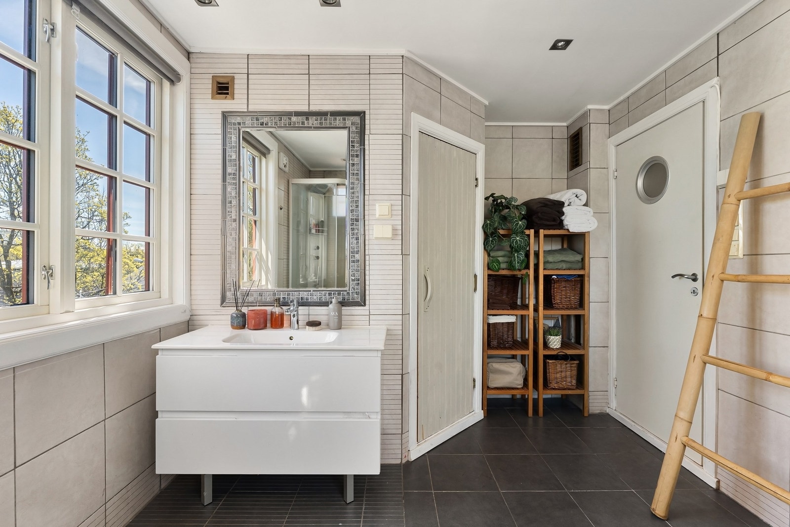 Badet har downlights i taket og direkte adkomst til badstuen. Galleribilde