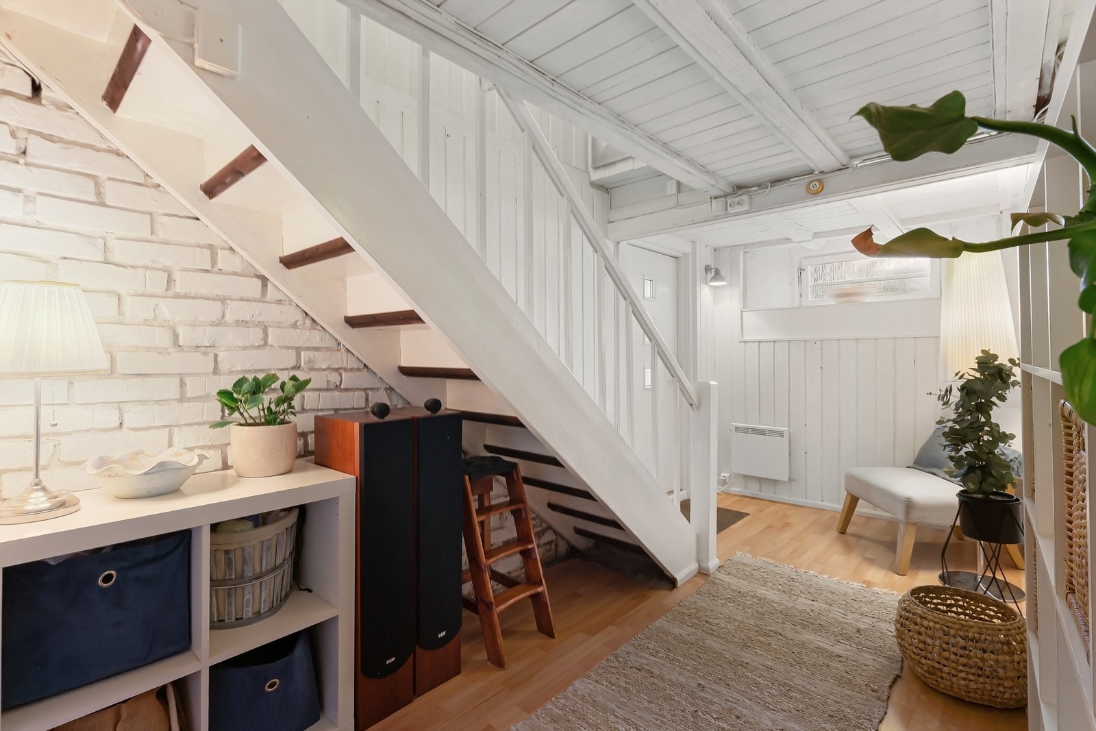 Praktisk utnyttelse av plassen under trappen i kjelleren. Galleribilde