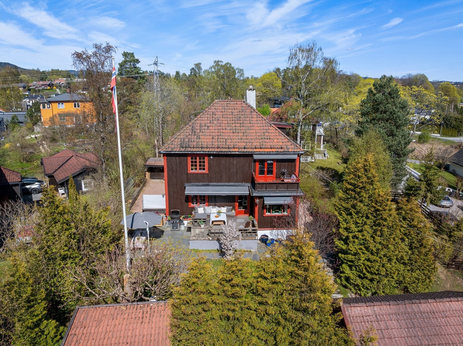 Eiendommen har en gunstig plassering med gode solforhold, spesielt på terrassen og i hagen. Galleribilde
