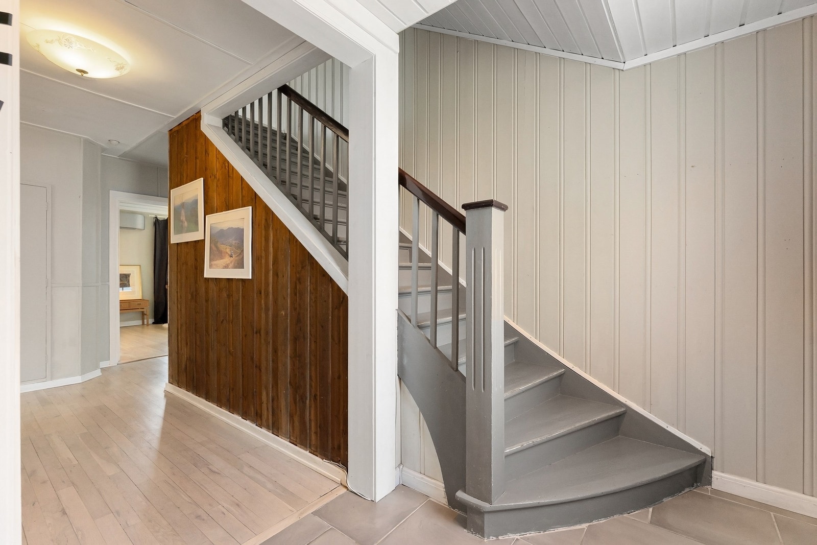 Den originale tretrappen binder etasjene sammen og bevarer boligens historiske sjarm. Galleribilde