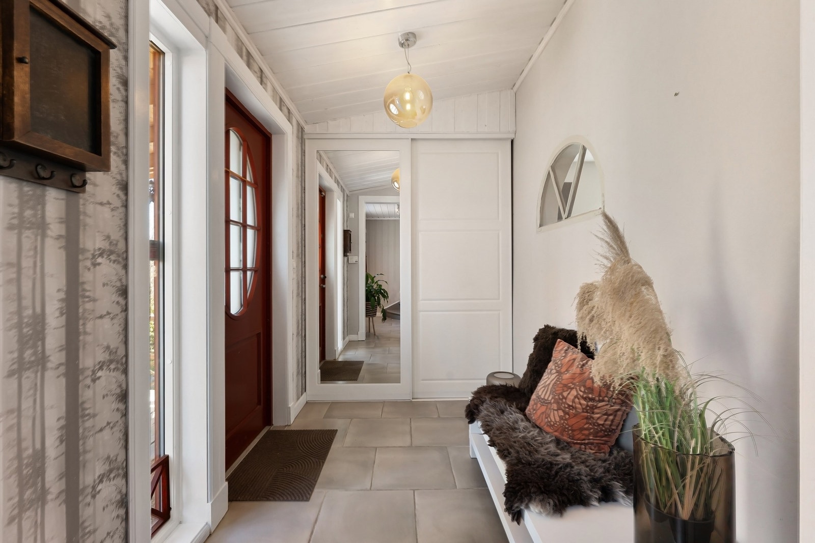 Entréen har god plass til oppbevaring og gulvvarme for økt komfort. Galleribilde