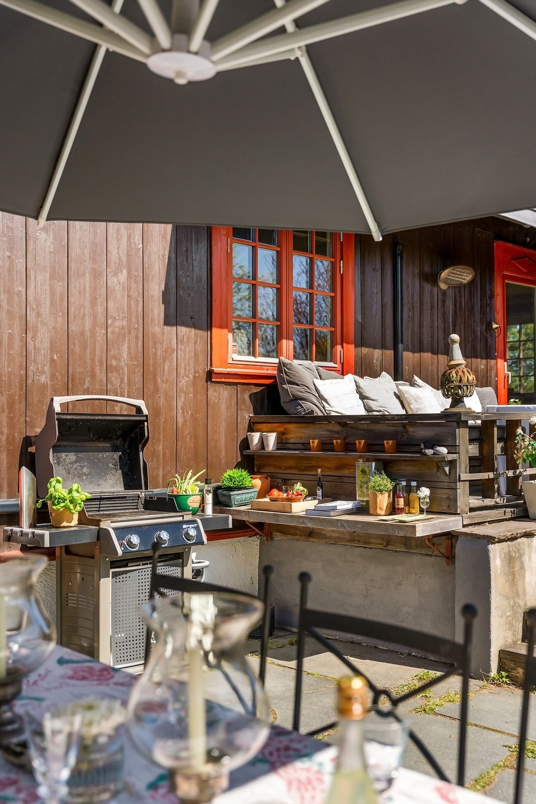 Utekjøkken og grillplass er en naturlig del av uteområdet. Galleribilde