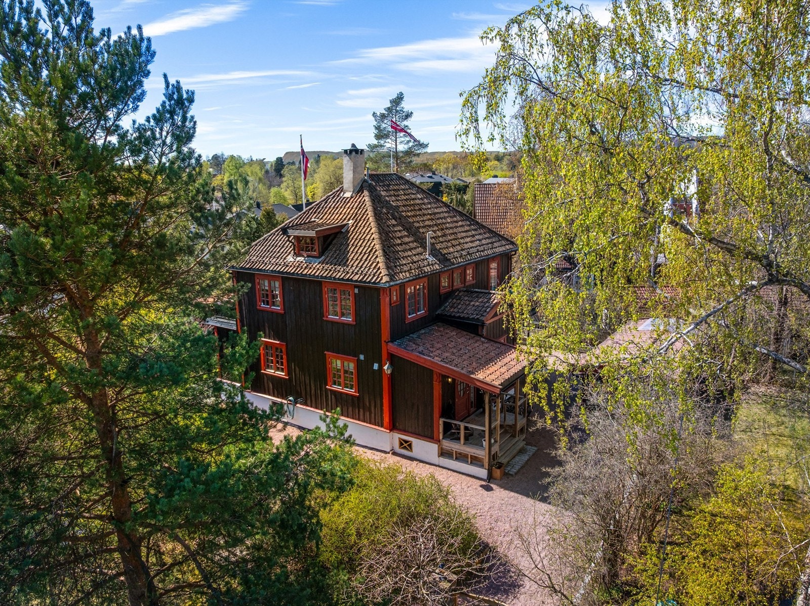 Eiendommen ligger flott til i et etablert og barnevennlig boligområde på Øvre Høvik. Galleribilde