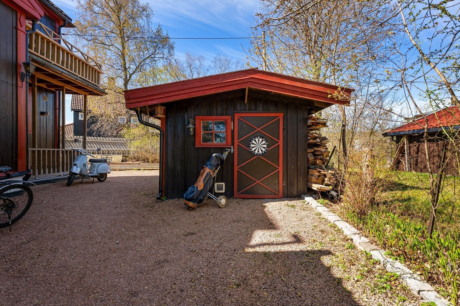 En av de frittstående bodene på eiendommen, med god plass til oppbevaring. Galleribilde