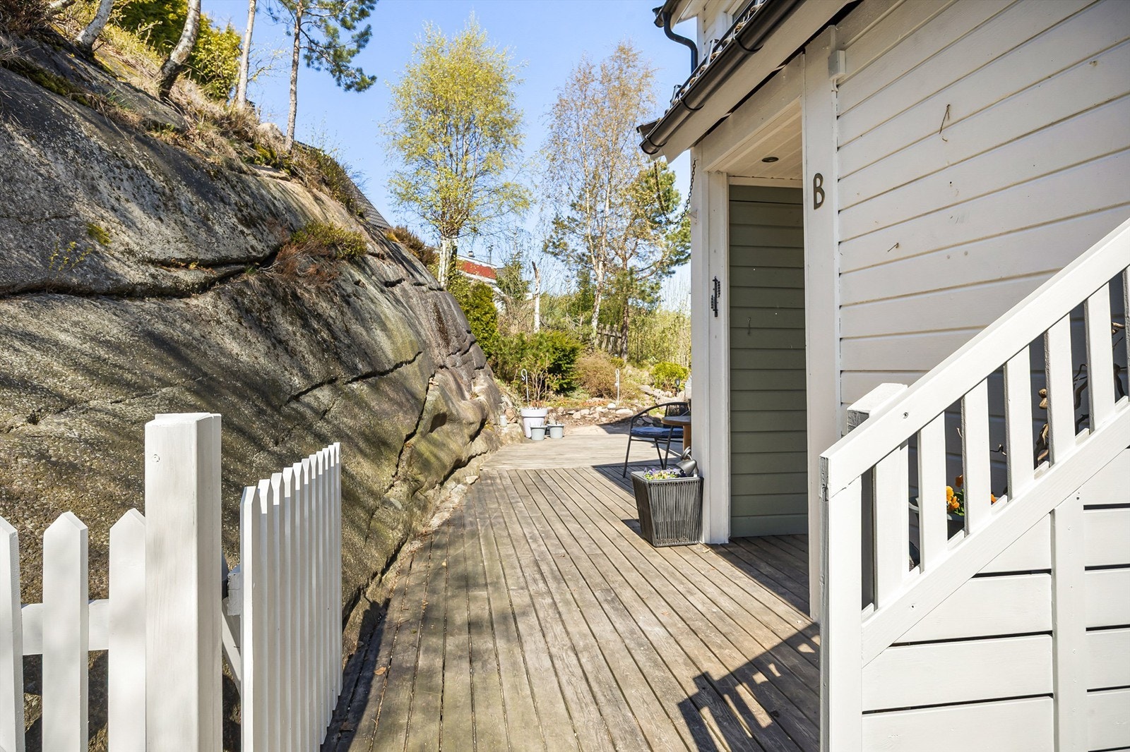 En av flere uteplasser på eiendommen, perfekt for å finne både sol og svalende skygge. Galleribilde
