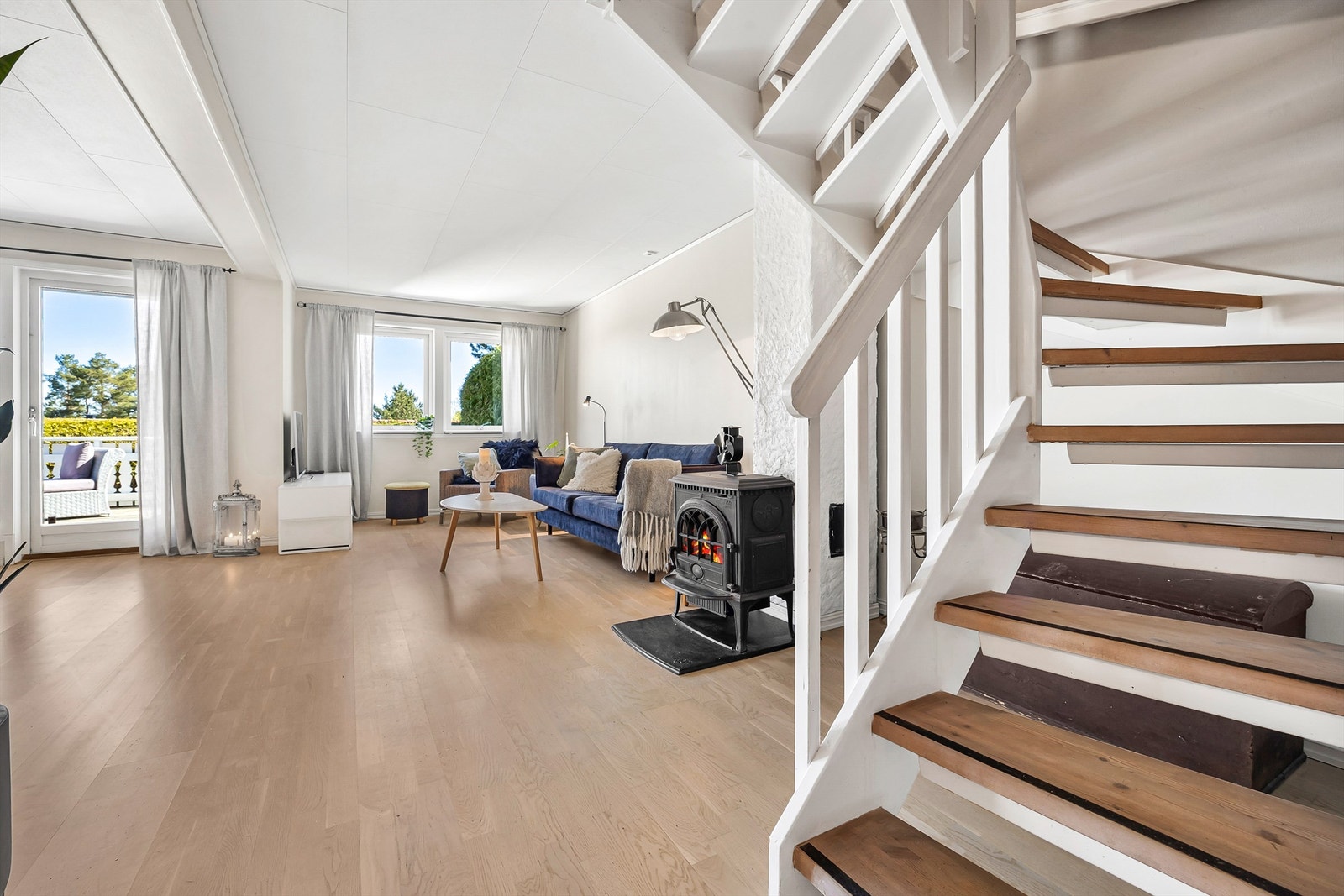 Fra stuen er det direkte utgang til en nordøstvendt terrasse på 18 m². Galleribilde