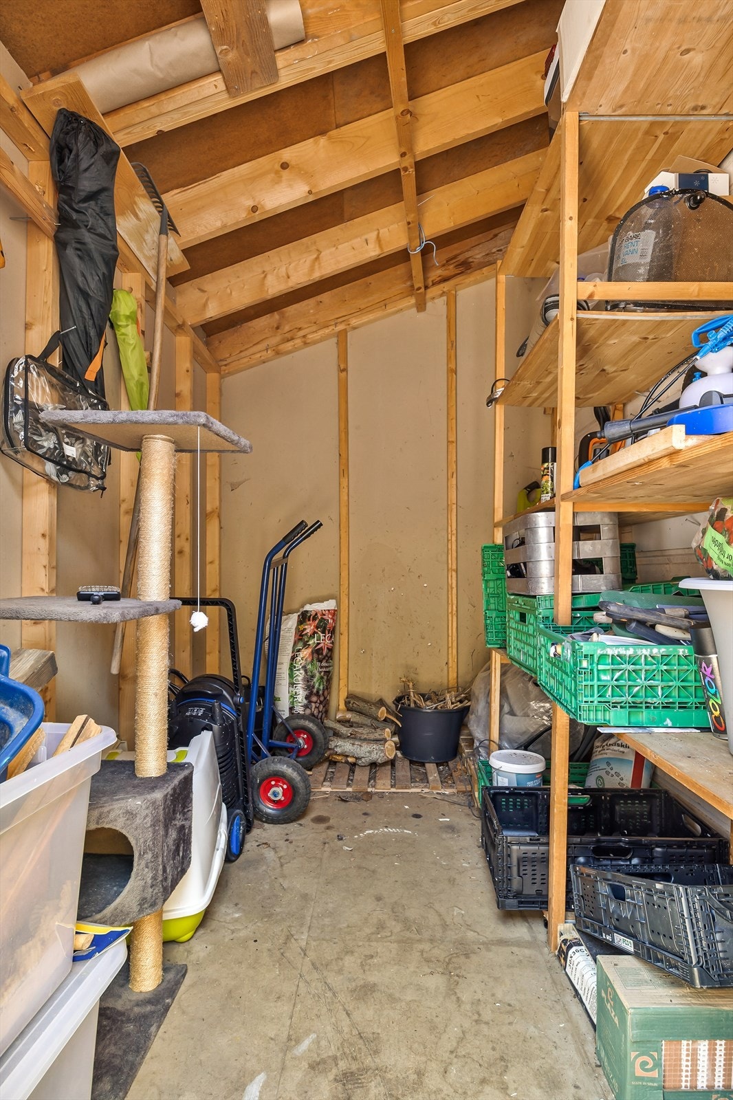 Praktisk utvendig bod på 6 m² gir rikelig med lagringsplass for hageredskaper og utstyr (ikke byggemeldt). Galleribilde