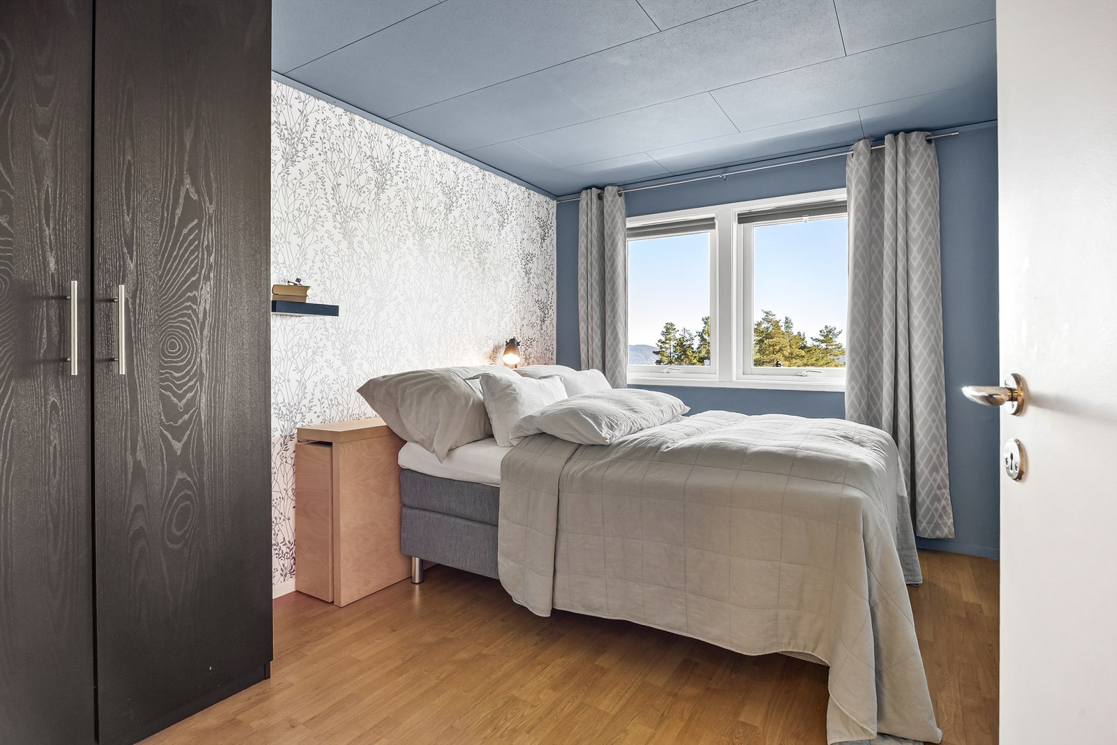 Et av soverommene, med plass til dobbeltseng og garderobeløsning. Galleribilde