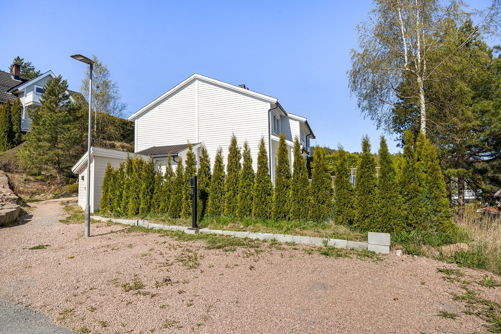 Det praktiseres parkering på felles gruset gårdsplass (ved Mårsvingen 12A). Galleribilde