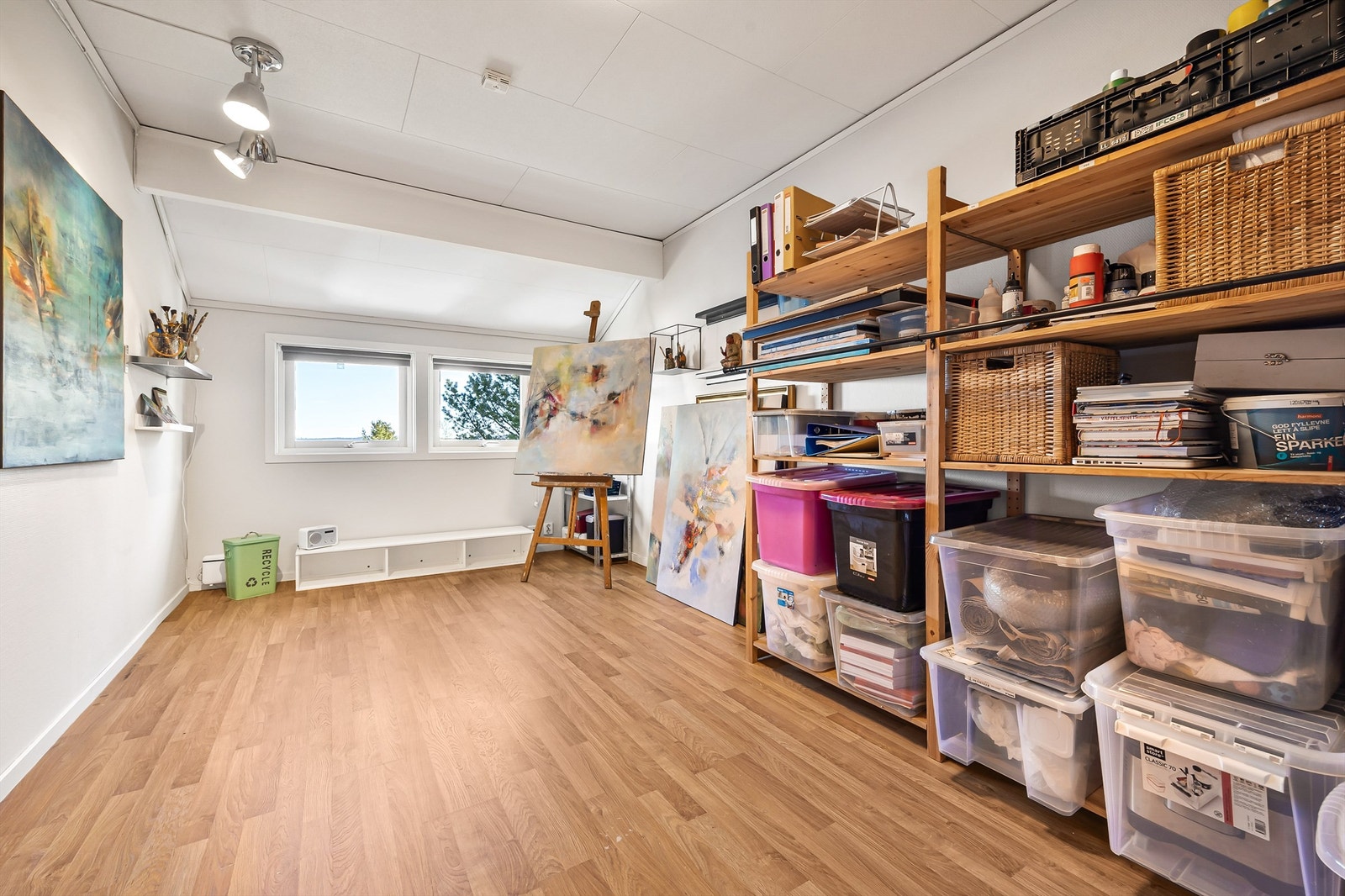 Et av de tre soverommene, i dag benyttet som et lyst og romslig atelier. Galleribilde