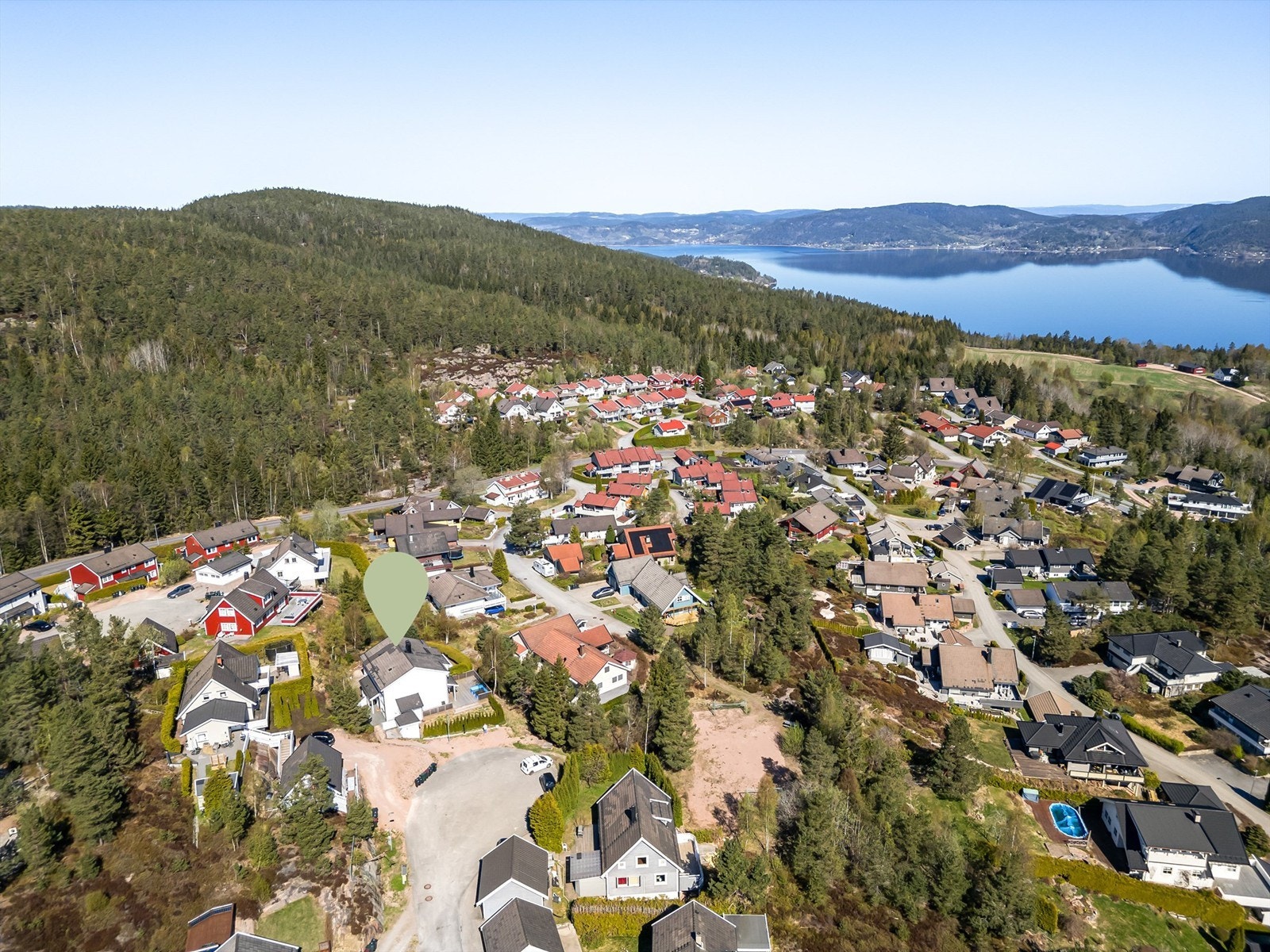Kort gangavstand til marka med flotte tur- og rekreasjonsområder hele året, opparbeidede lysløyper og turterreng. Galleribilde