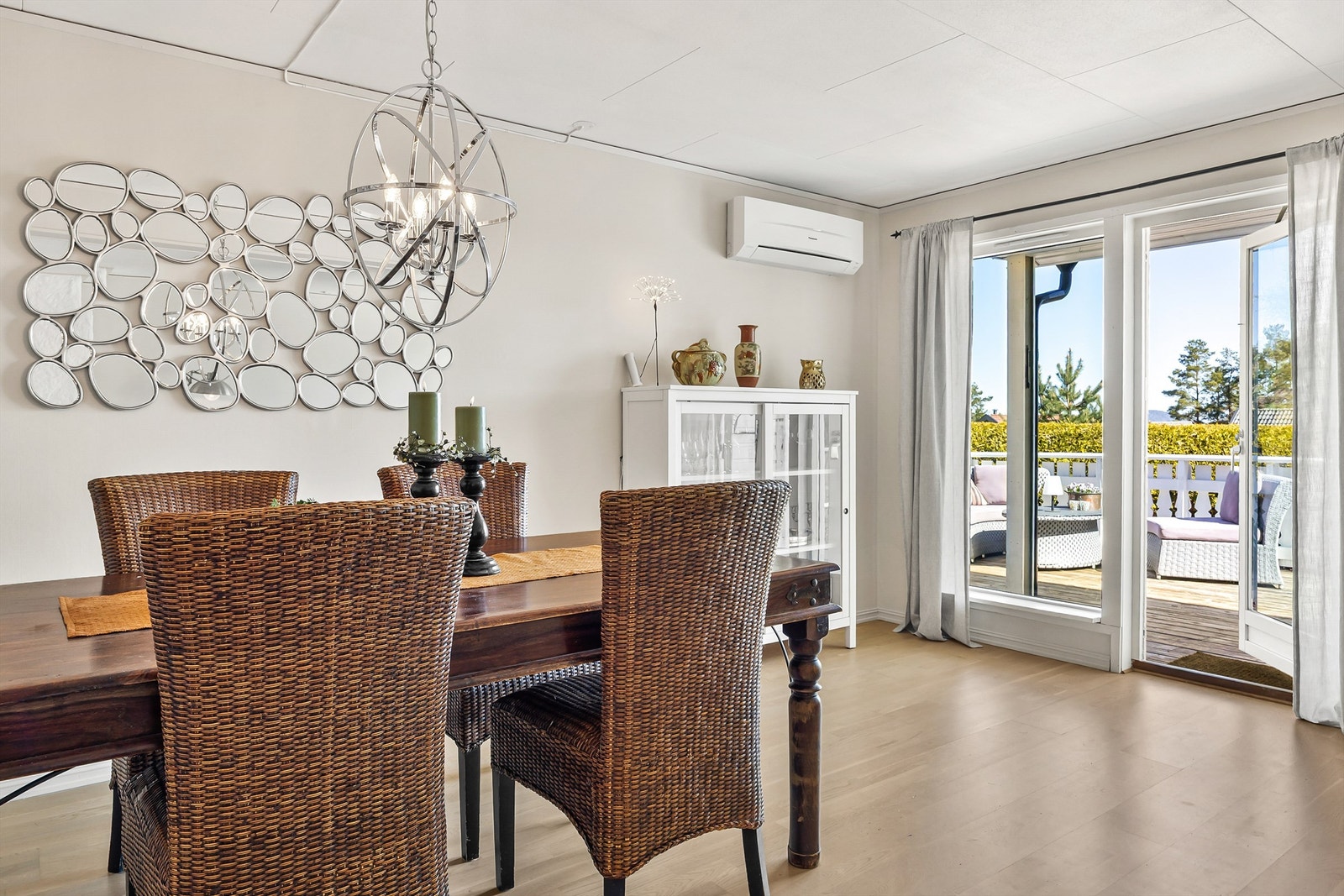 Utgangen til terrassen og vinduene slipper inn godt med lys. Galleribilde