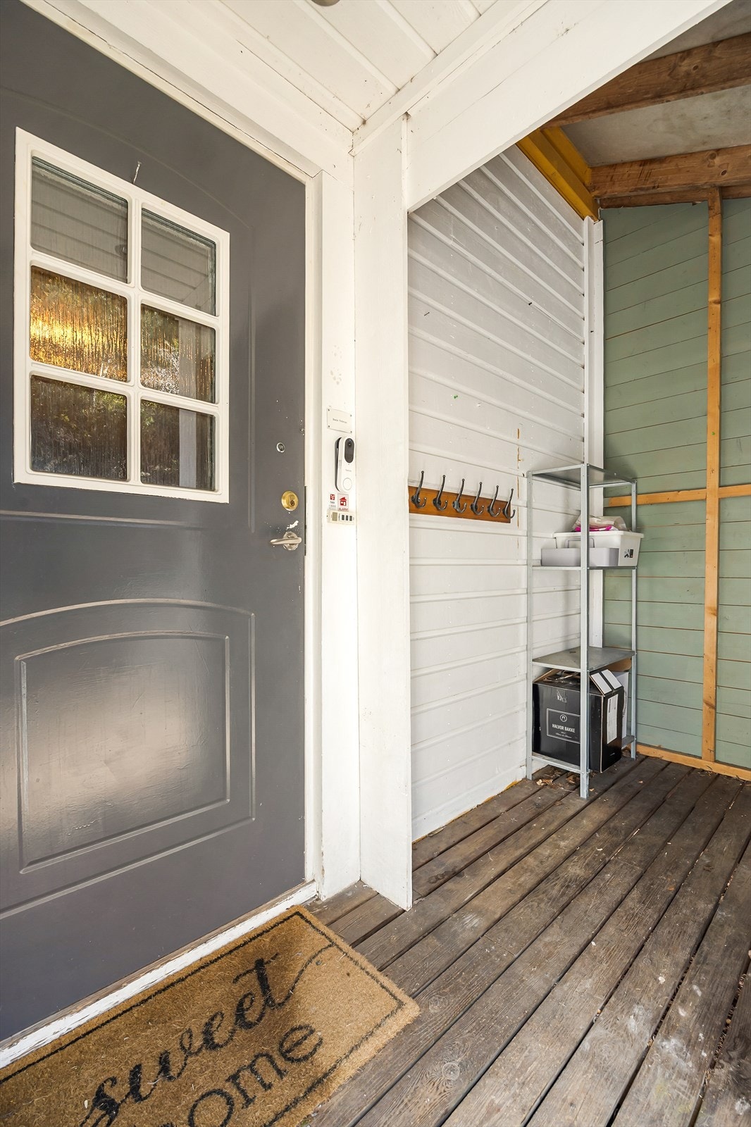 Adkomst til boligens overbygde inngangsparti i 1. etasje. Galleribilde